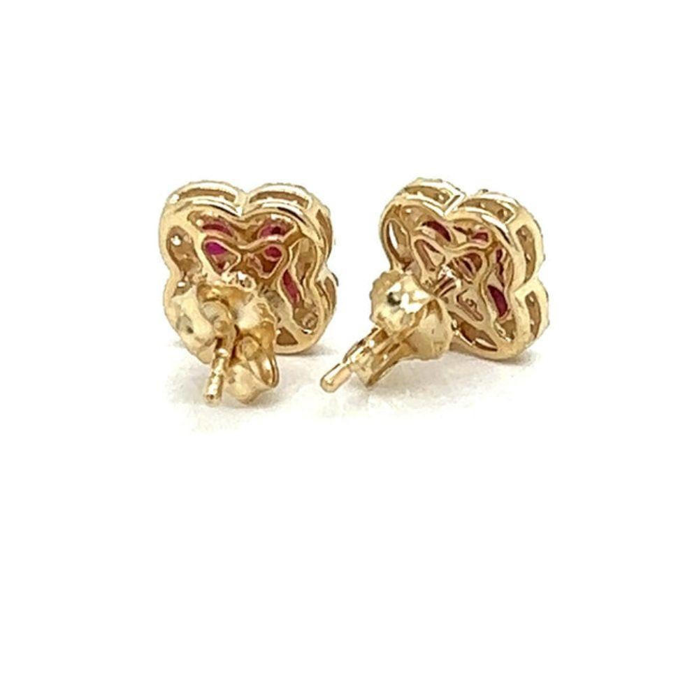 Mit diesen eleganten Alhambra-Ohrringen aus 14-karätigem Gelbgold werten Sie Ihren Look auf. Mit ihrem atemberaubenden Kleeblatt-Design, das mit funkelnden Rubinen und Diamanten verziert ist, strahlen diese Ohrringe Luxus und Raffinesse aus.