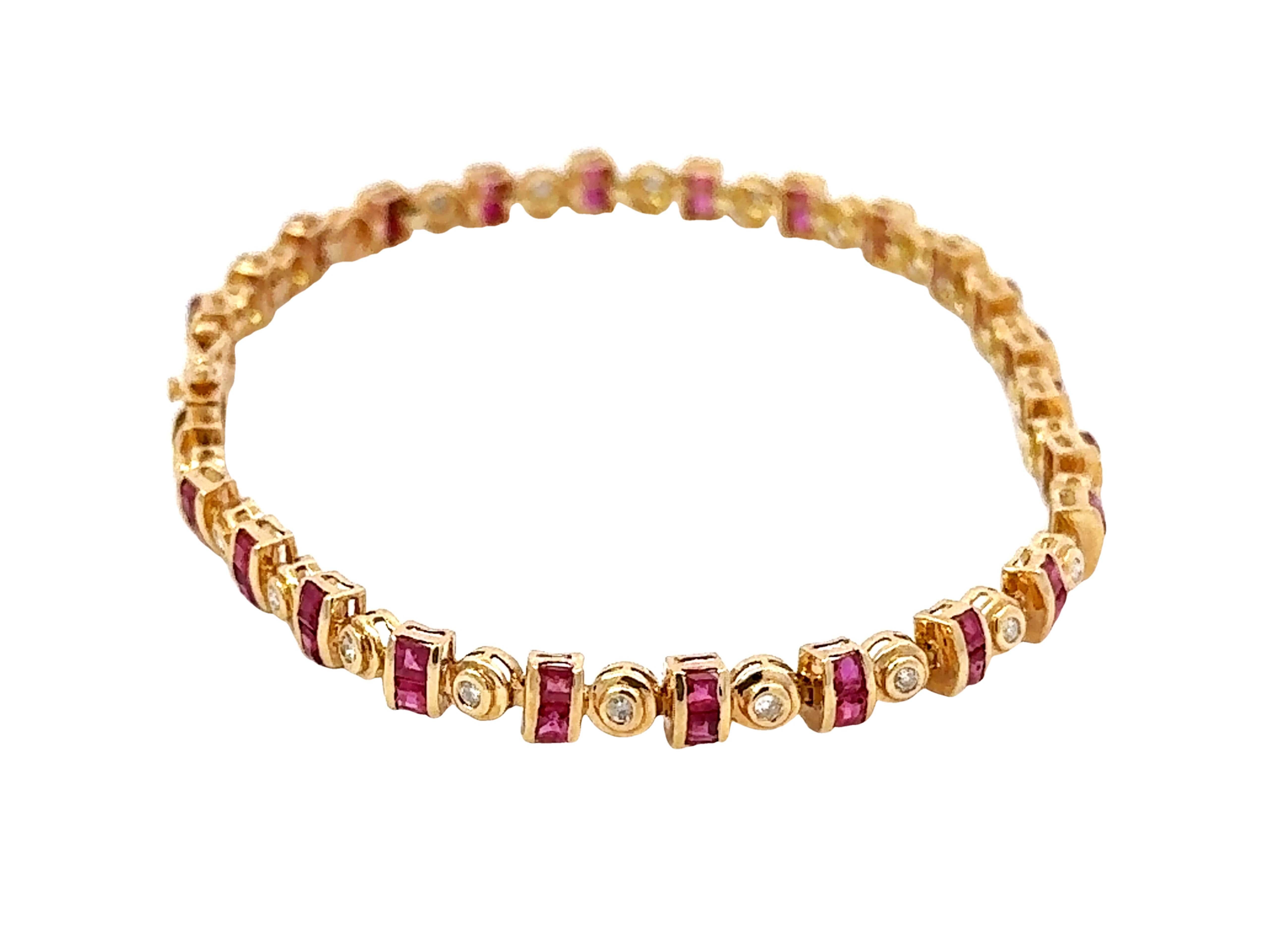 Moderne Bracelet tennis en or jaune 14 carats avec diamants et rubis en vente