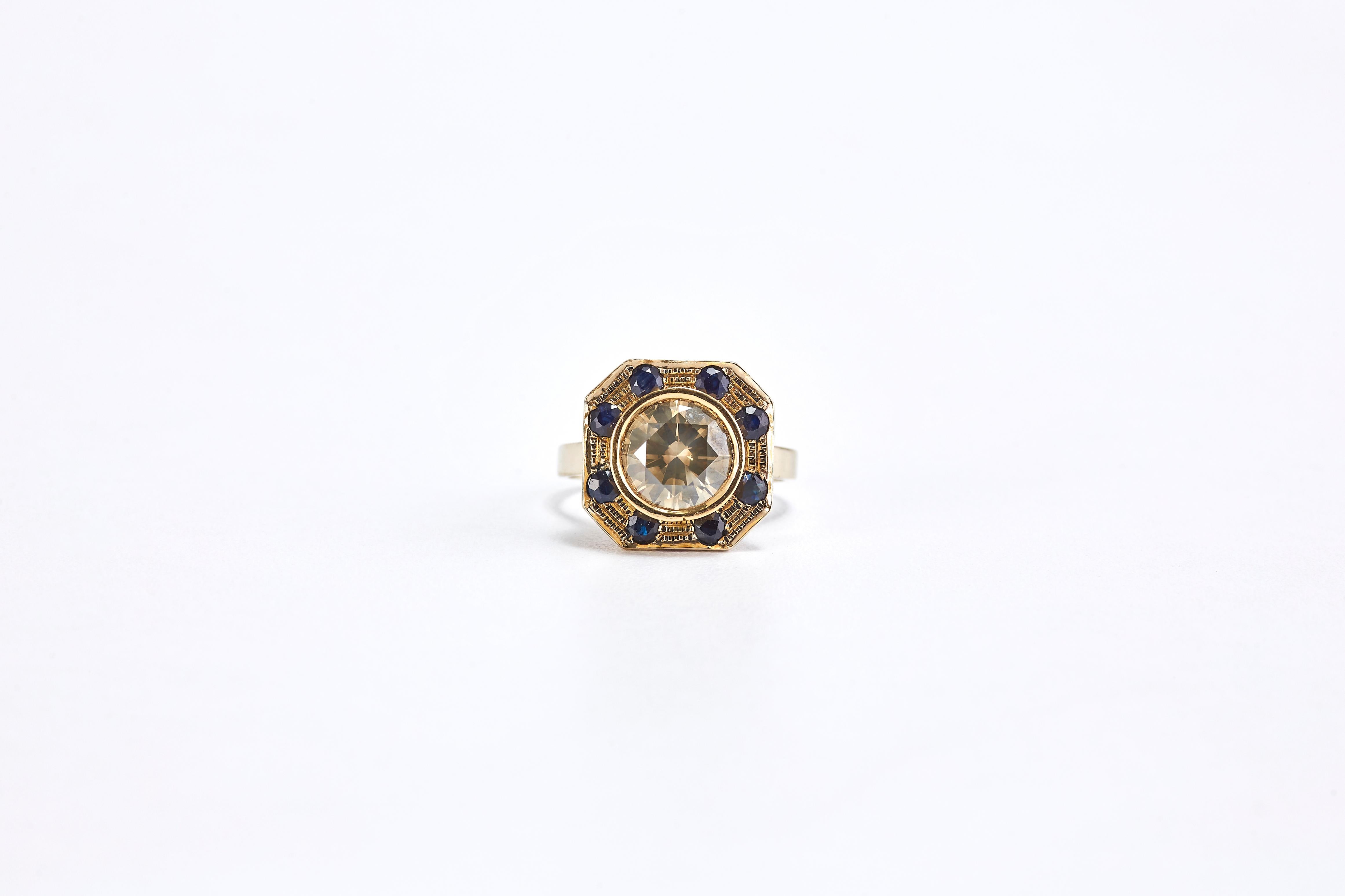 Round Cut 14k Yellow Gold Diamond and Sapphire Ring For Sale