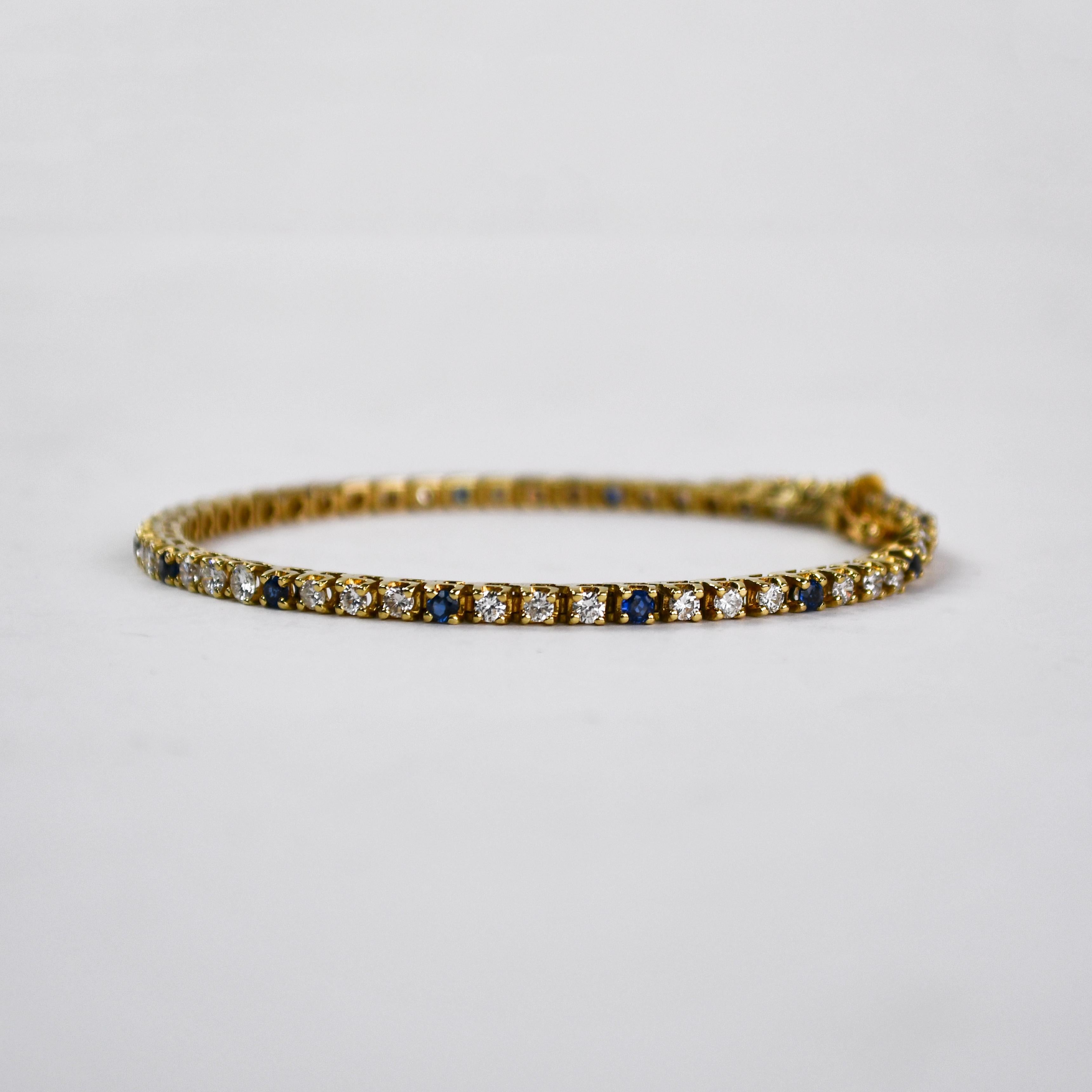 Tennisarmband aus 14 Karat Gelbgold, Diamanten und Saphiren.
Gestempelt 14k und wiegt 10,8 Gramm Bruttogewicht.
Die Diamanten sind rund im Brillantschliff, insgesamt 1,50 Karat, Farbe G, H, i, Reinheit Vs bis Si.
Es gibt 14 blaue Saphire, insgesamt