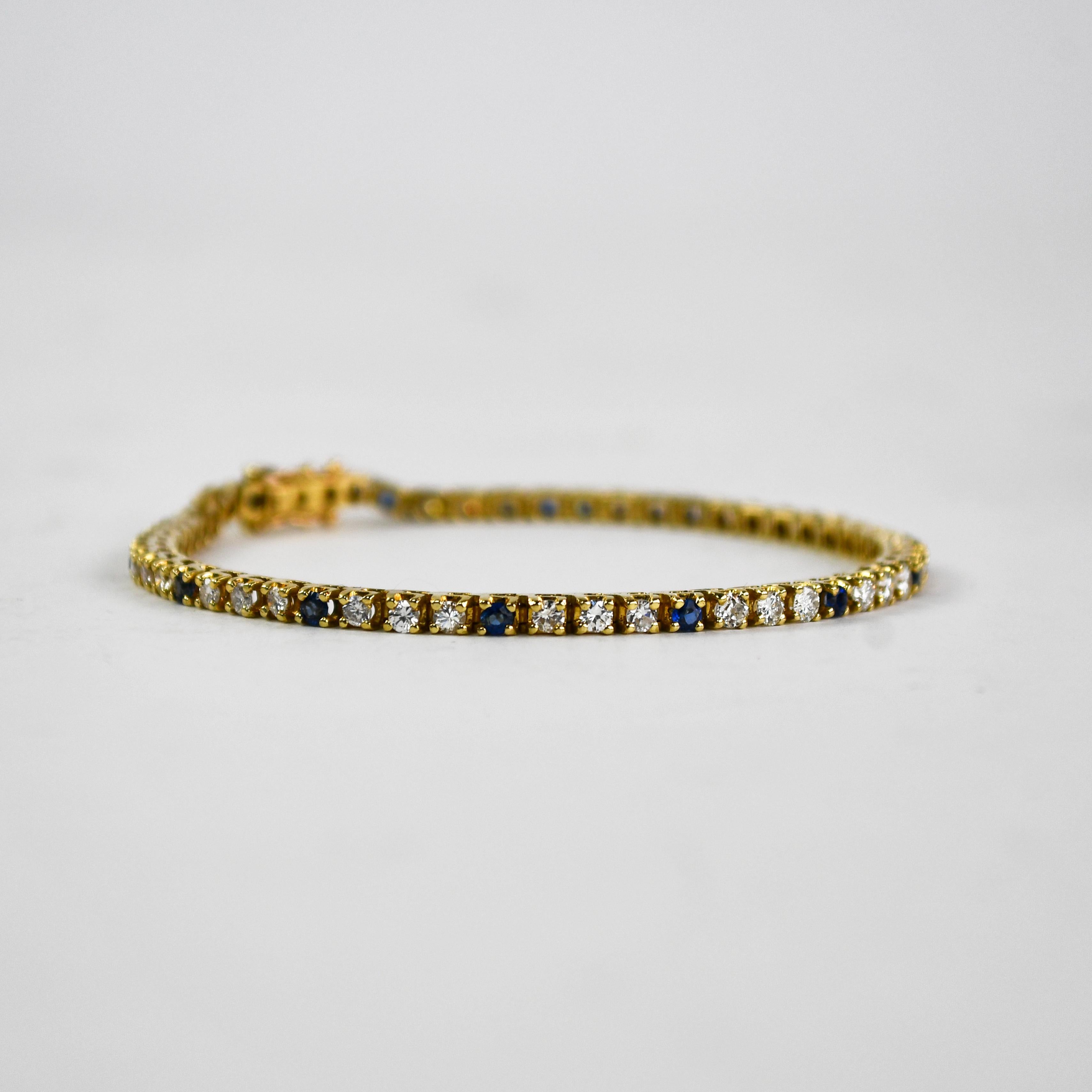 Tennisarmband aus 14 Karat Gelbgold mit Diamanten und Saphiren 10,8 g (Rundschliff) im Angebot