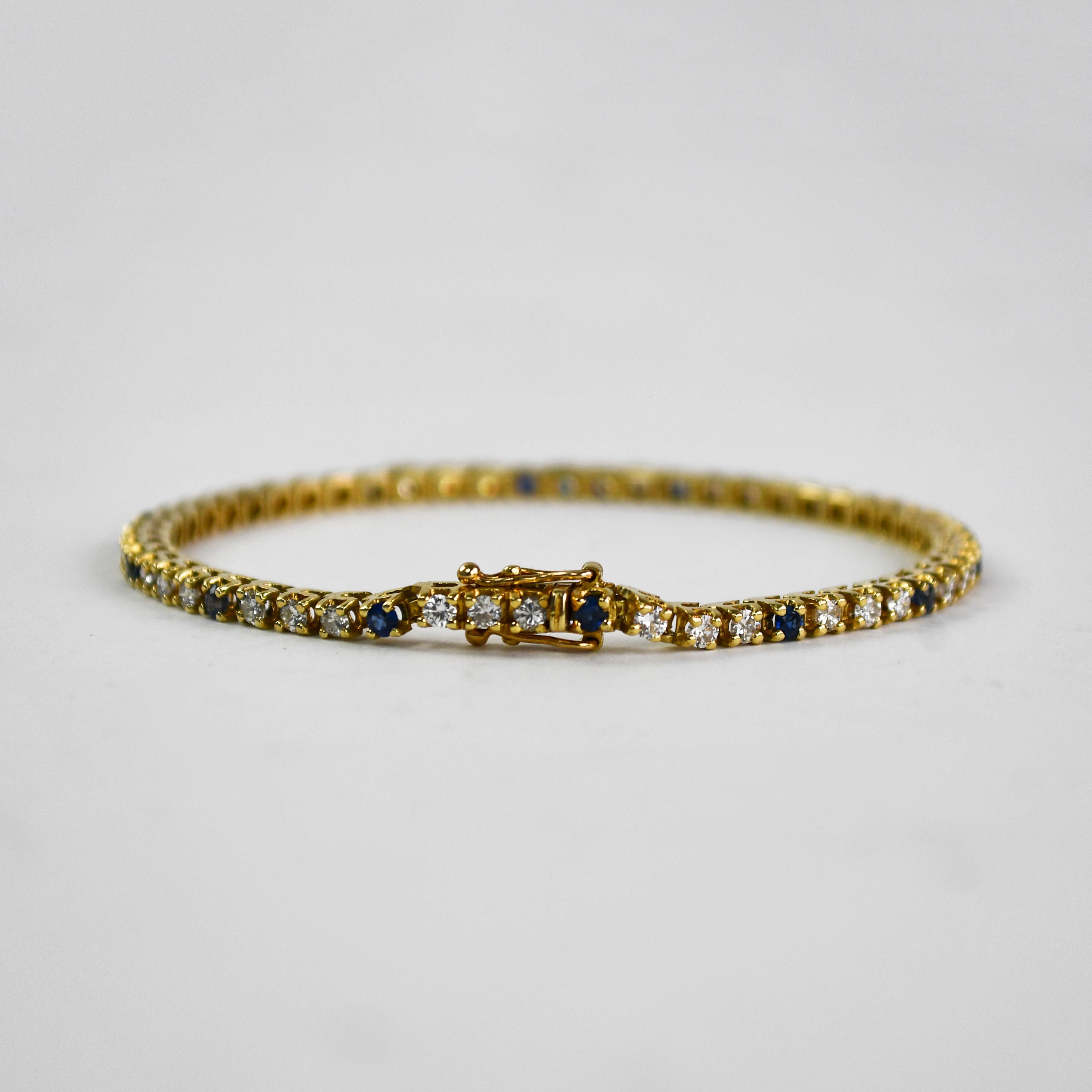 Tennisarmband aus 14 Karat Gelbgold mit Diamanten und Saphiren 10,8 g im Zustand „Hervorragend“ im Angebot in Laguna Beach, CA
