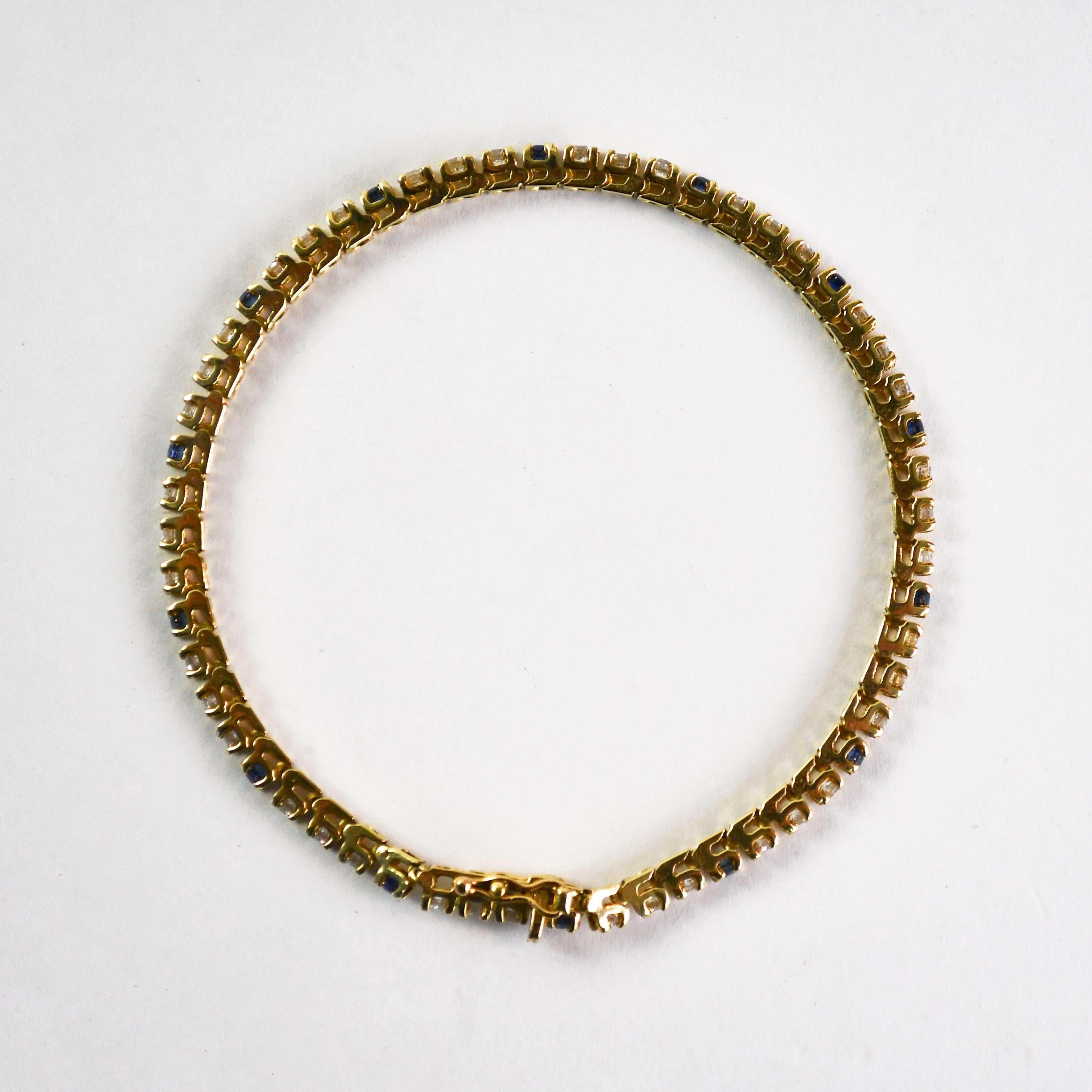 Tennisarmband aus 14 Karat Gelbgold mit Diamanten und Saphiren 10,8 g für Damen oder Herren im Angebot