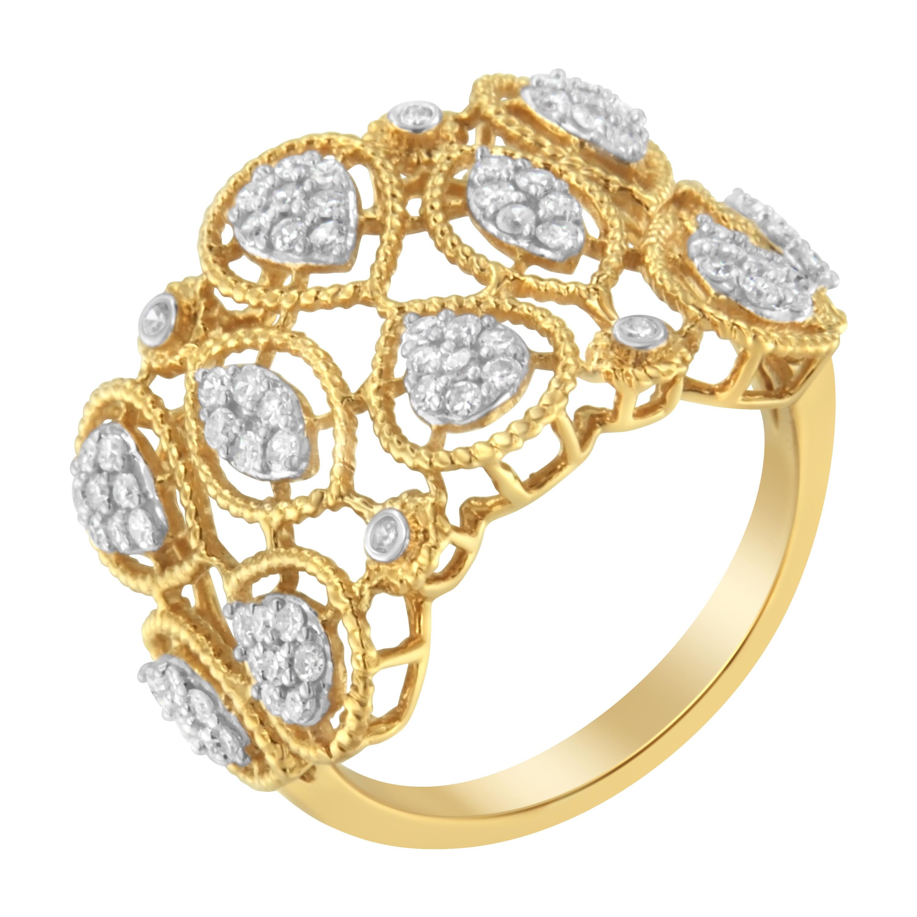 Questa fascia in oro giallo 14kt dona alla tua mano un mix di look art déco ed eleganza floreale. I grappoli e i castoni ispirati alla pera si intrecciano in un reticolo di maglie traforate, realizzate in caldo oro giallo. Ogni pera a grappolo e
