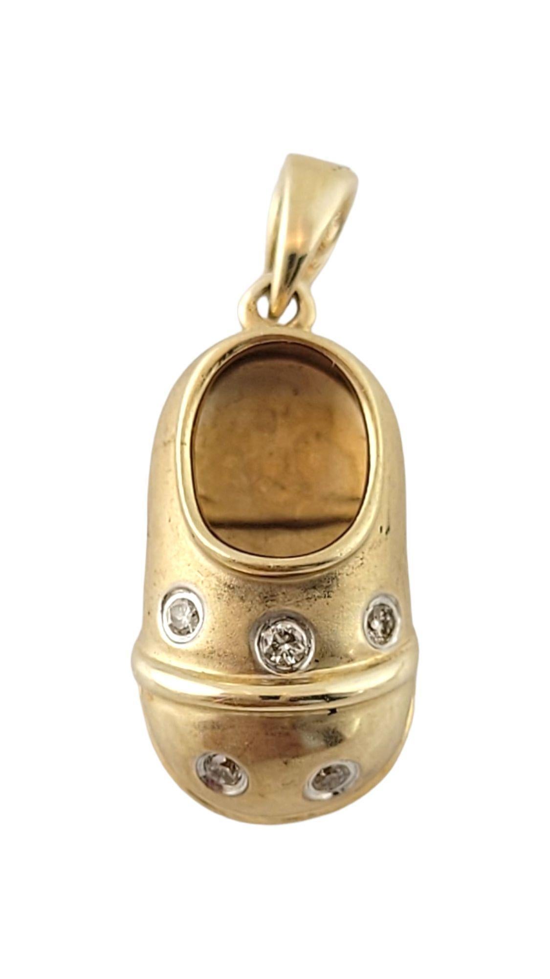 Vintage 14K Yellow Gold Diamond Baby Shoe Charm

This adorable charm features 5 sparkling, round brilliant cut diamonds set in 14K yellow gold!

Approximate total diamond weight: .10 cts

Diamond clarity: I1

Diamond color: H

Size: 17.9mm X 9mm X