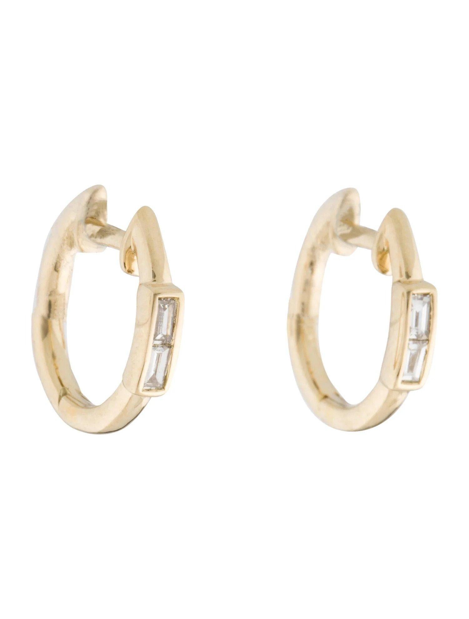 Questo paio di orecchini Huggie Hoop con diamanti di Joelle Jewelry sarà sicuramente il tuo nuovo preferito. Con 0,11 ct. di diamanti taglio baguette che adornano gli Huggie, creano la quantità perfetta di scintille per qualsiasi look. Realizzati in