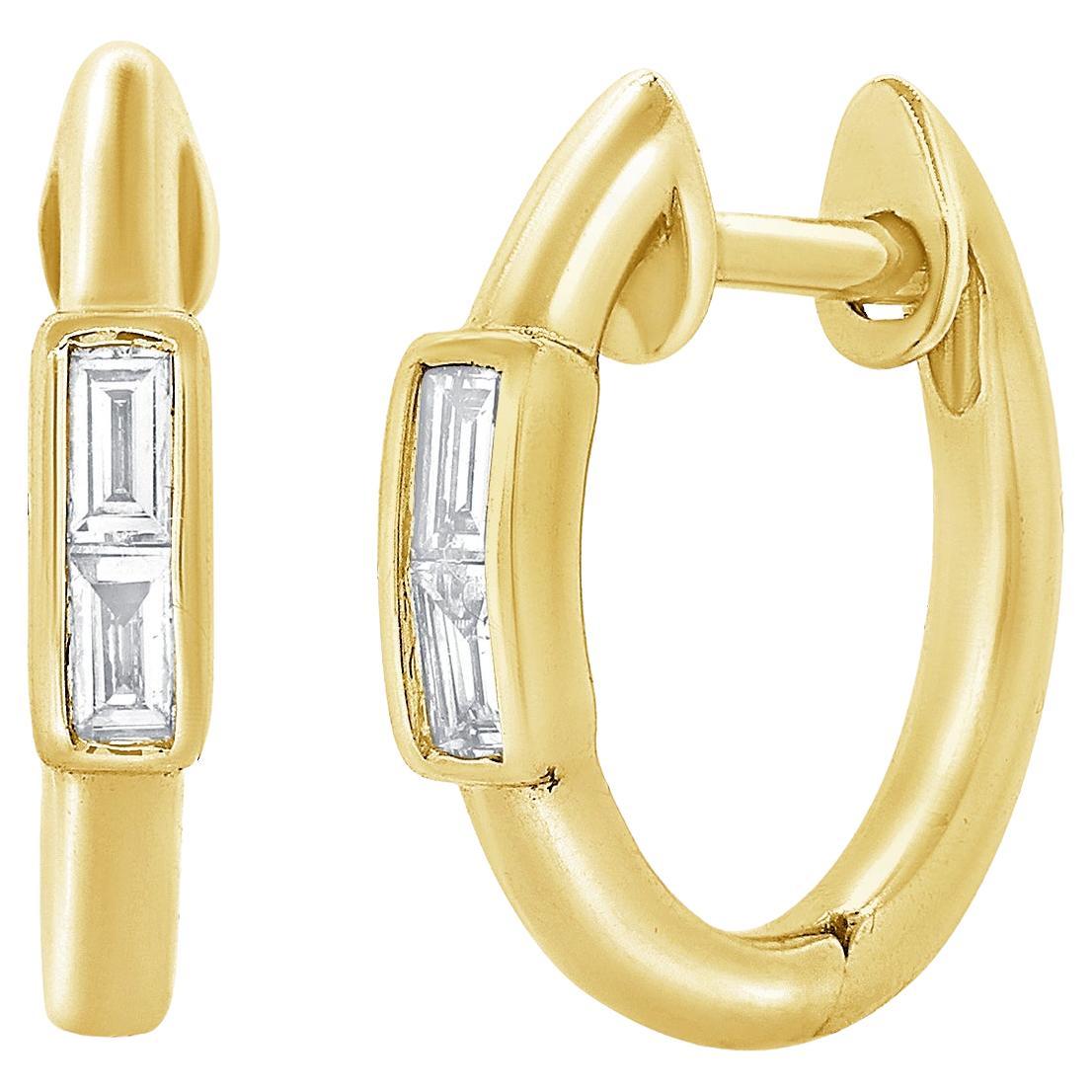 Boucles d'oreilles Huggie en or jaune 14 carats avec diamants baguettes pour elle en vente