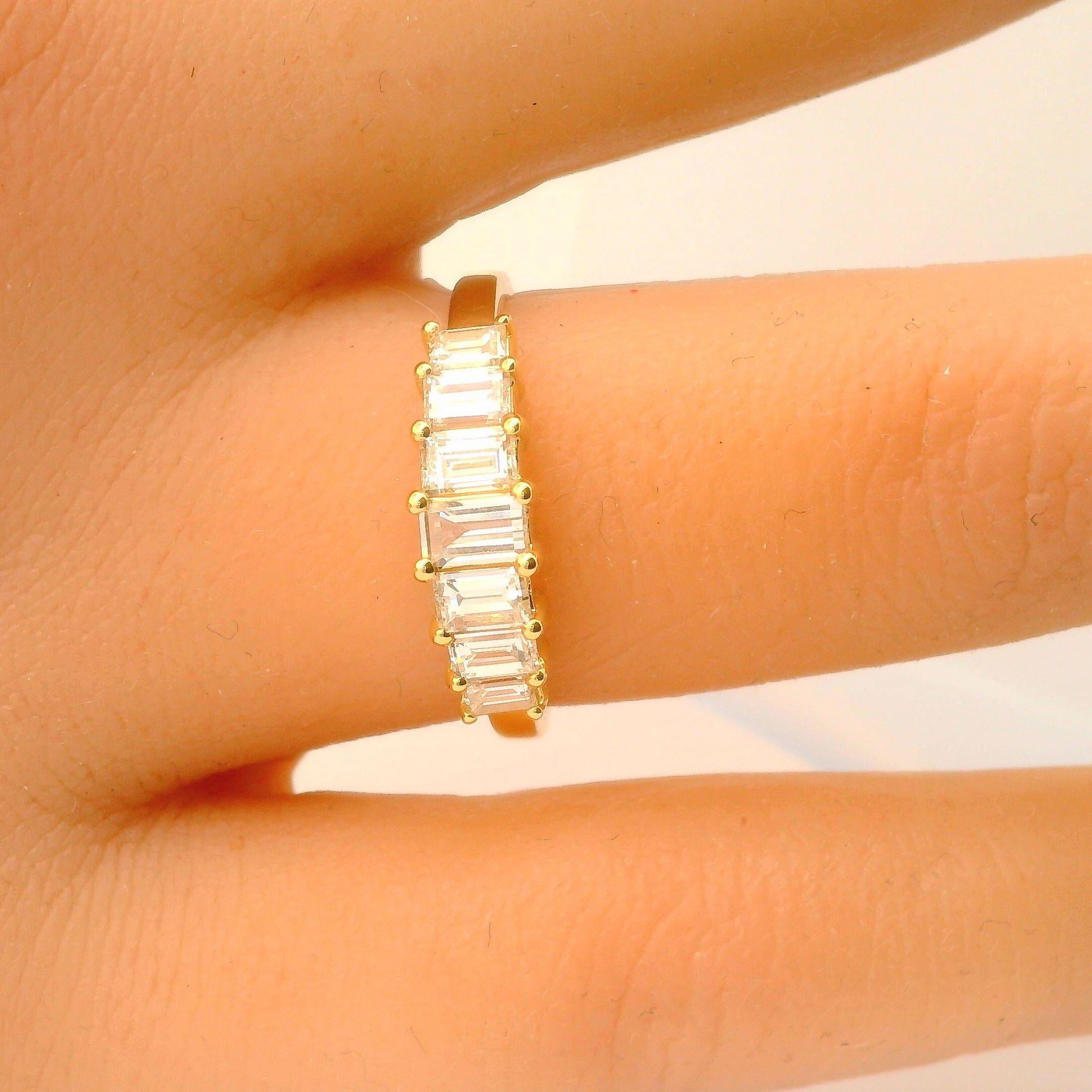 14 Karat Gelbgold Baguette-Ring mit Diamanten im Zustand „Neu“ im Angebot in Beverly Hills, CA