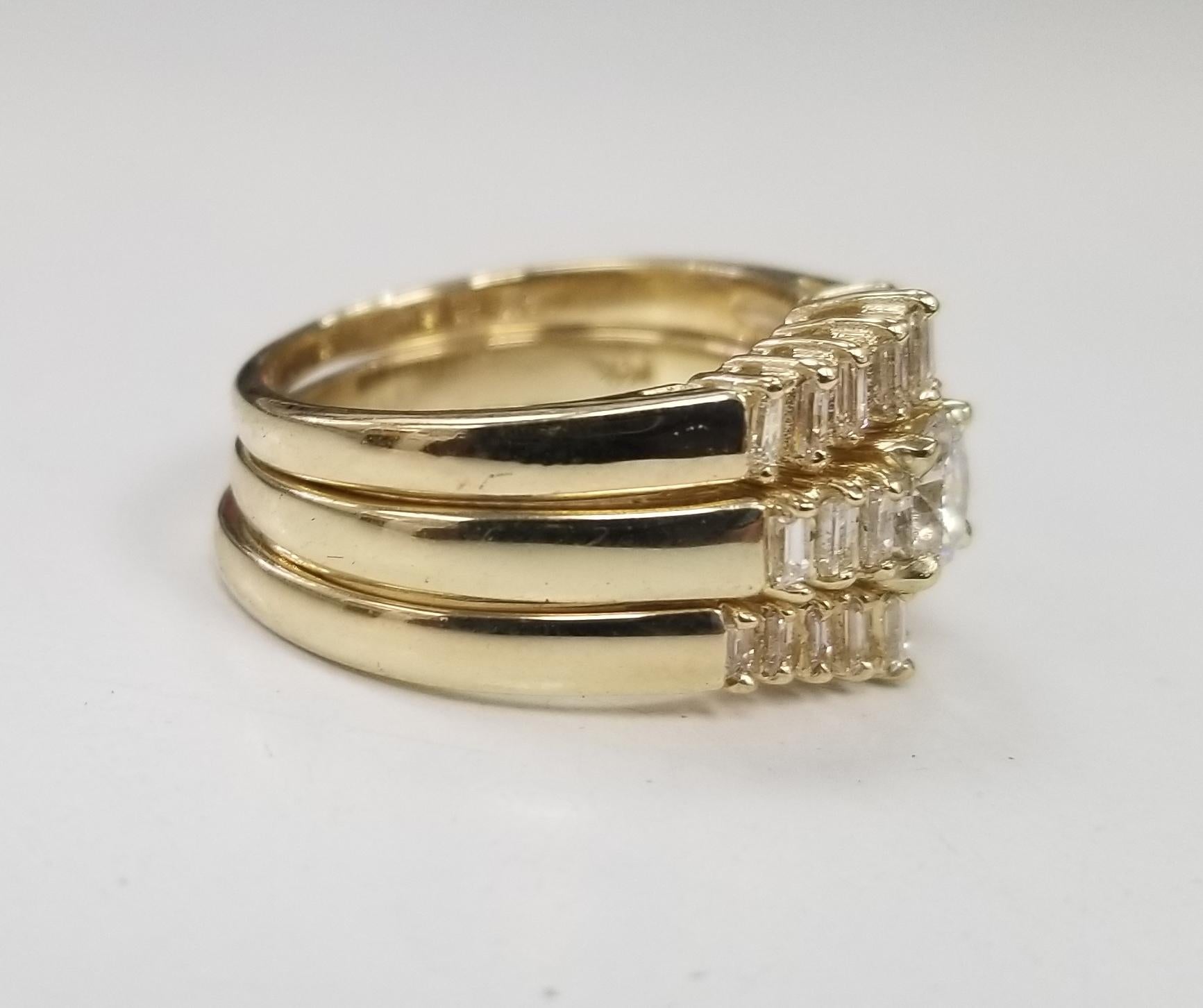 Contemporain Bague baguette en or jaune 14 carats avec 2 anneaux de garde et diamants en vente