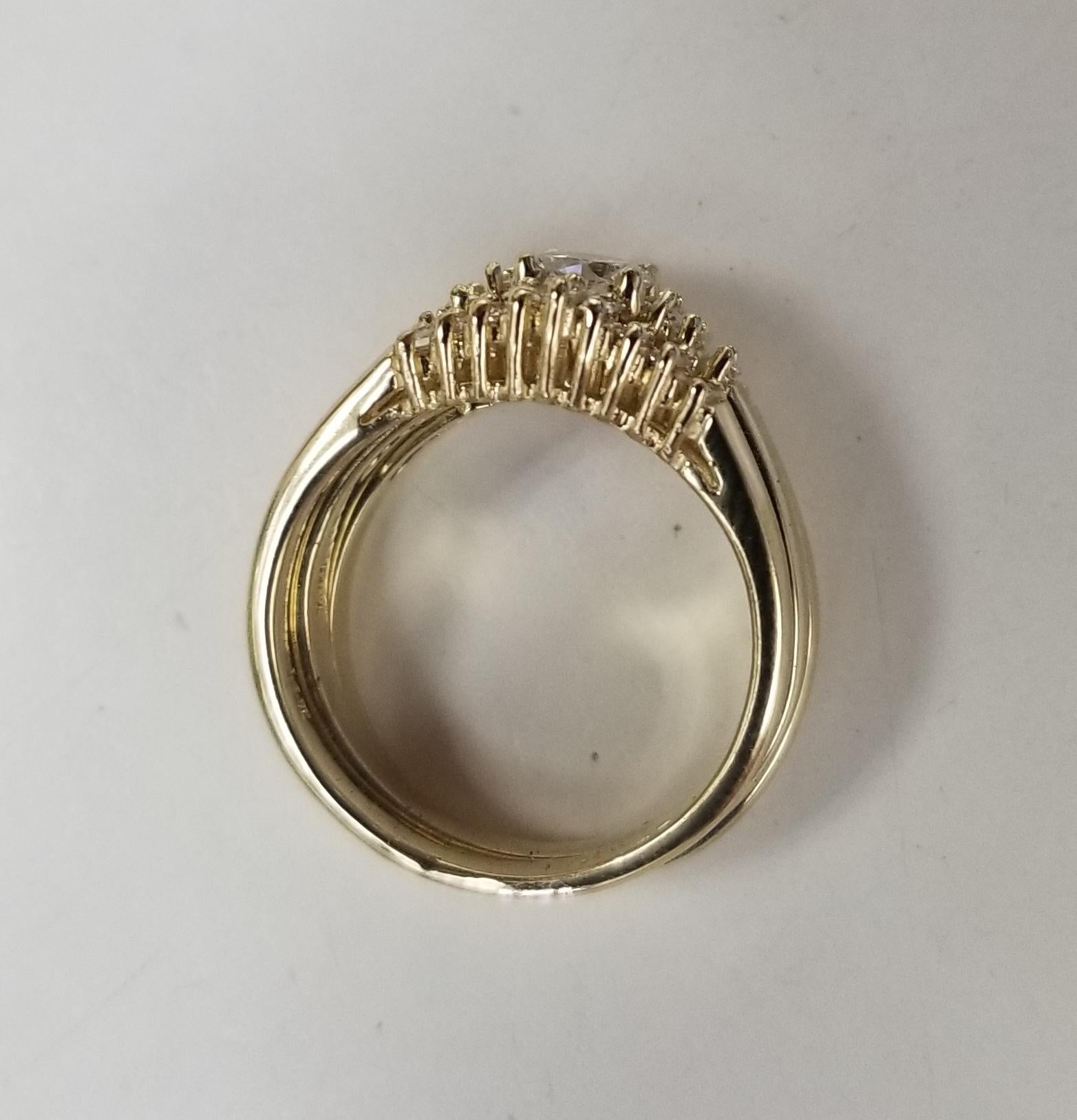 Taille ronde Bague baguette en or jaune 14 carats avec 2 anneaux de garde et diamants en vente