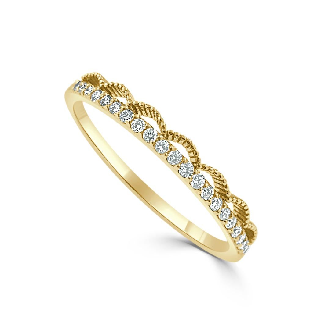 Mit den klassischen Elementen dieses eleganten Rings liegen Sie voll im Trend! 14-karätiges Gold bildet einen schönen polierten Schaft, der eine schillernde Sammlung von runden Diamanten von ca. 0,12 ct. trägt. Farbe und Reinheit des Diamanten ist