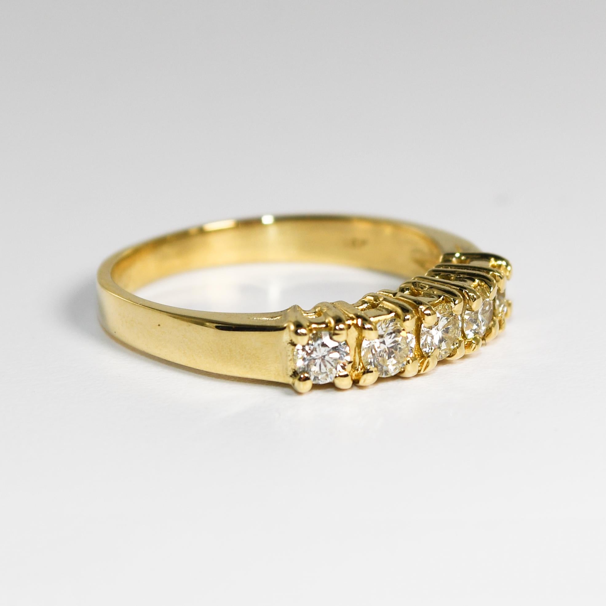 Bague pour femme en or jaune 14k, sertie de diamants.
Tests de 56.5% d'or à l'aide d'un analyseur de métaux XRF.
Le poids brut de la bague est de 3,8 grammes.
Les diamants sont de taille ronde et brillante, 0,50 carats au total, de couleur G à H, de