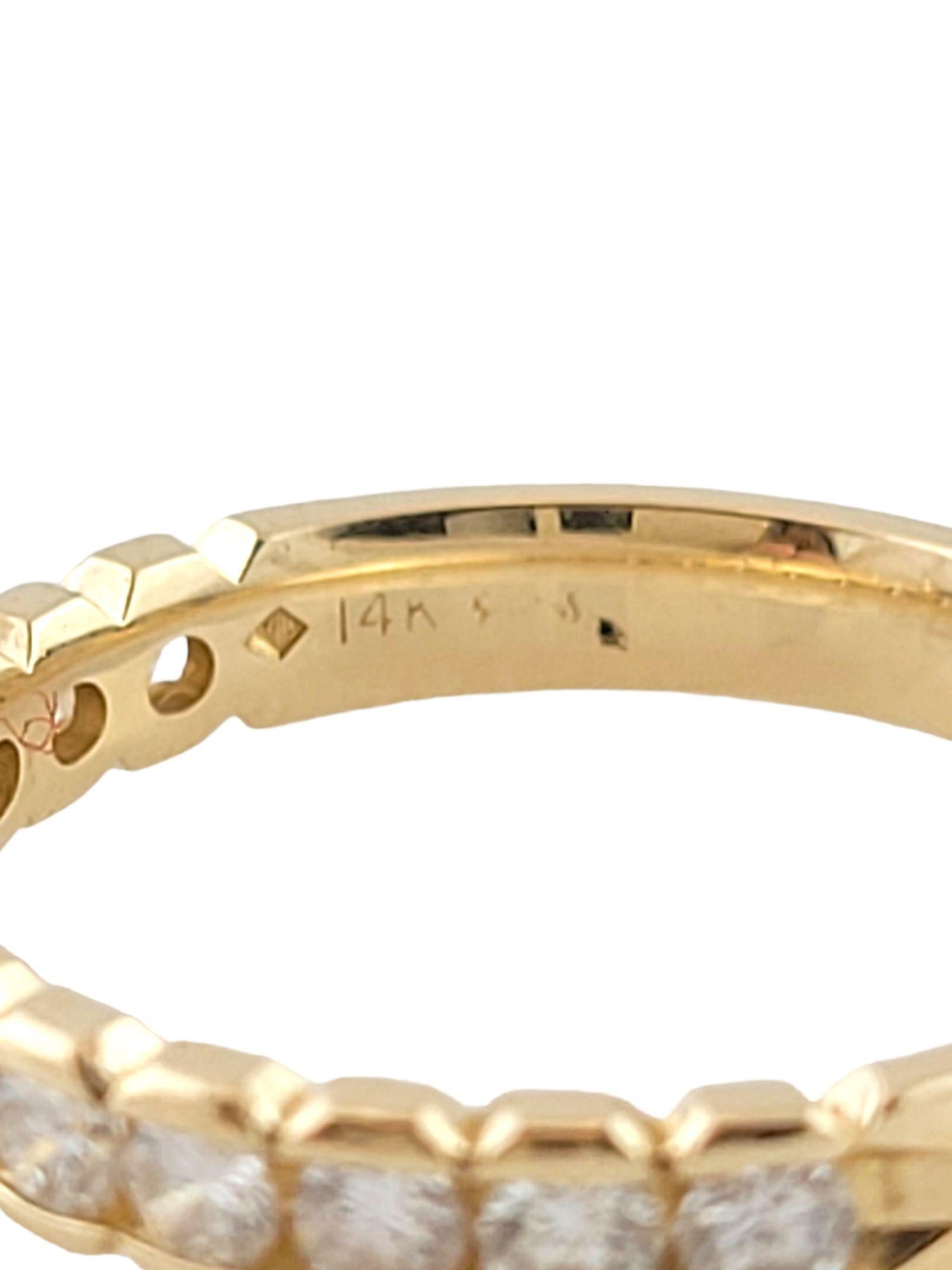 Taille ronde Bandeau en or jaune 14k avec diamants en vente