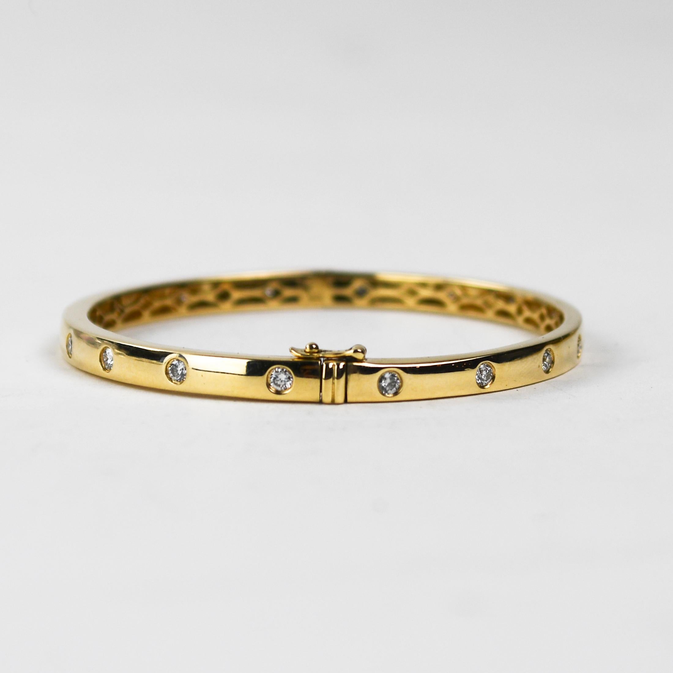 Pulsera brazalete de oro amarillo de 14k y diamantes.
Lleva el sello 14k, 585, y pesa 11,8 gramos.
Hay diamantes brillantes redondos alrededor de todo el brazalete, 0,75 quilates en total, color G a H, claridad Vs.
La pulsera mide 4 mm de ancho y 15