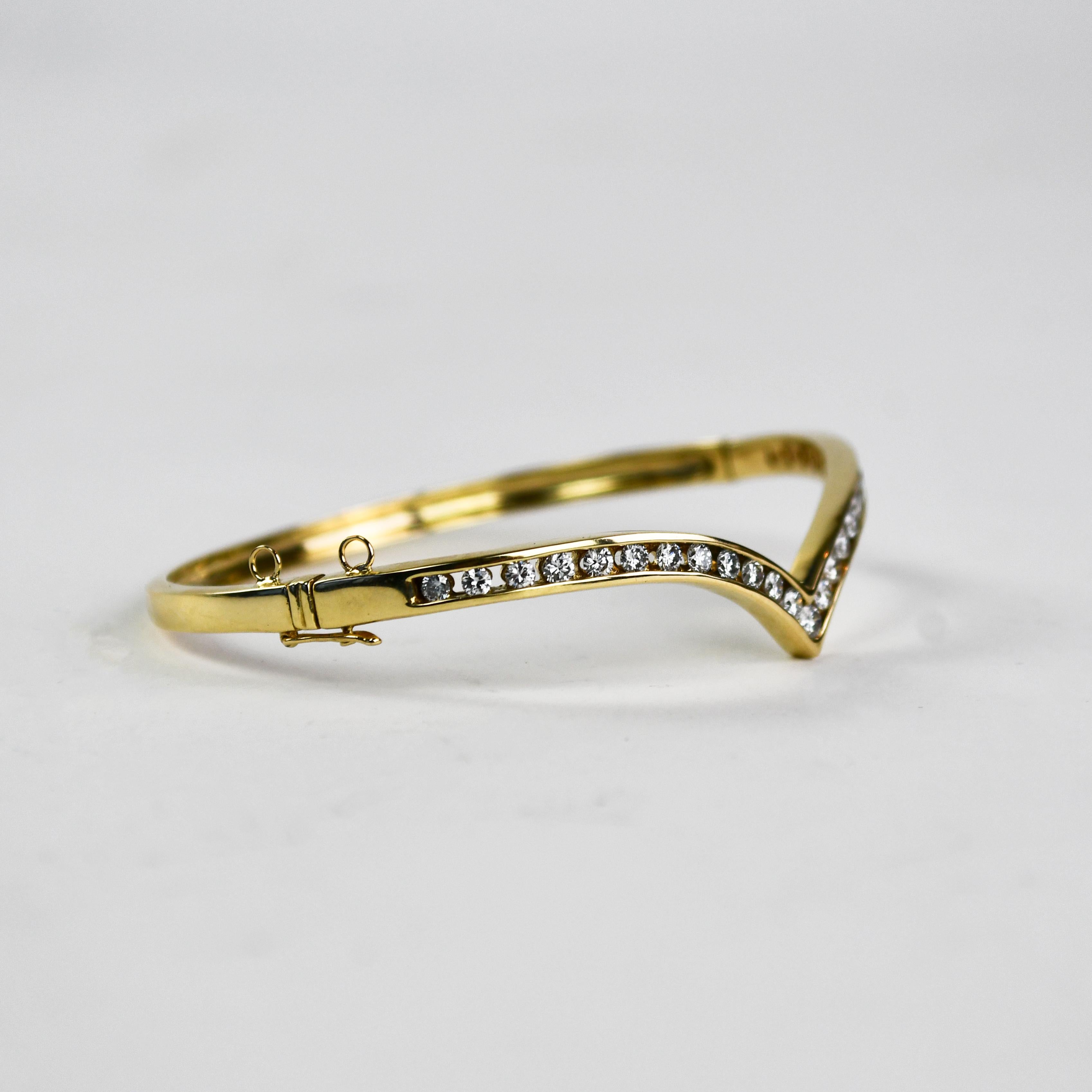 Bracelet en or jaune 14k et diamants.
Tests de 57% d'or à l'aide d'un analyseur de métaux XRF.
Le poids brut est de 15,6 grammes.
Il y a des diamants ronds de taille brillant en serti clos, 1,00 carats au total, de couleur i à j, de pureté Vs à