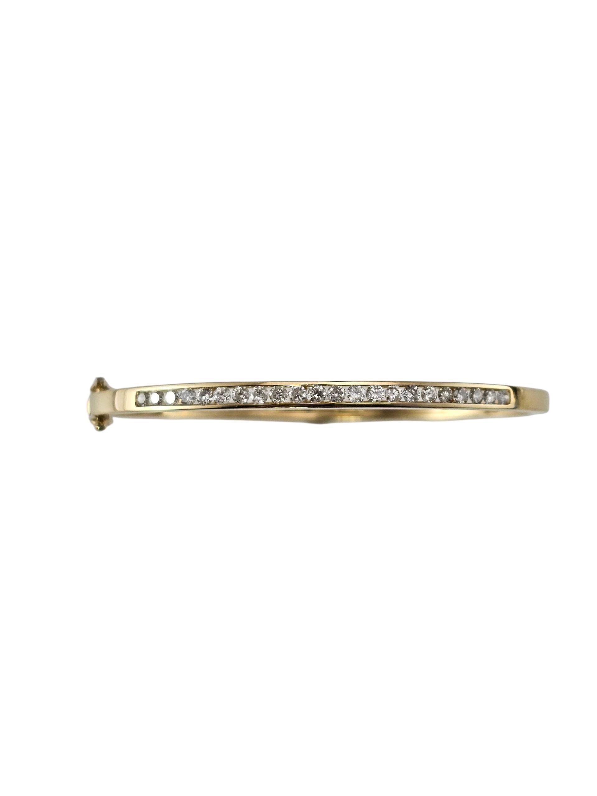 Bracelet en or jaune 14K et diamants-

Ce bracelet bange élégant est réalisé en or jaune 14Ky et serti de 22 diamants ronds de taille brillant sur la partie supérieure. Les pierres sont serties en canal, ce qui permet d'obtenir une ligne