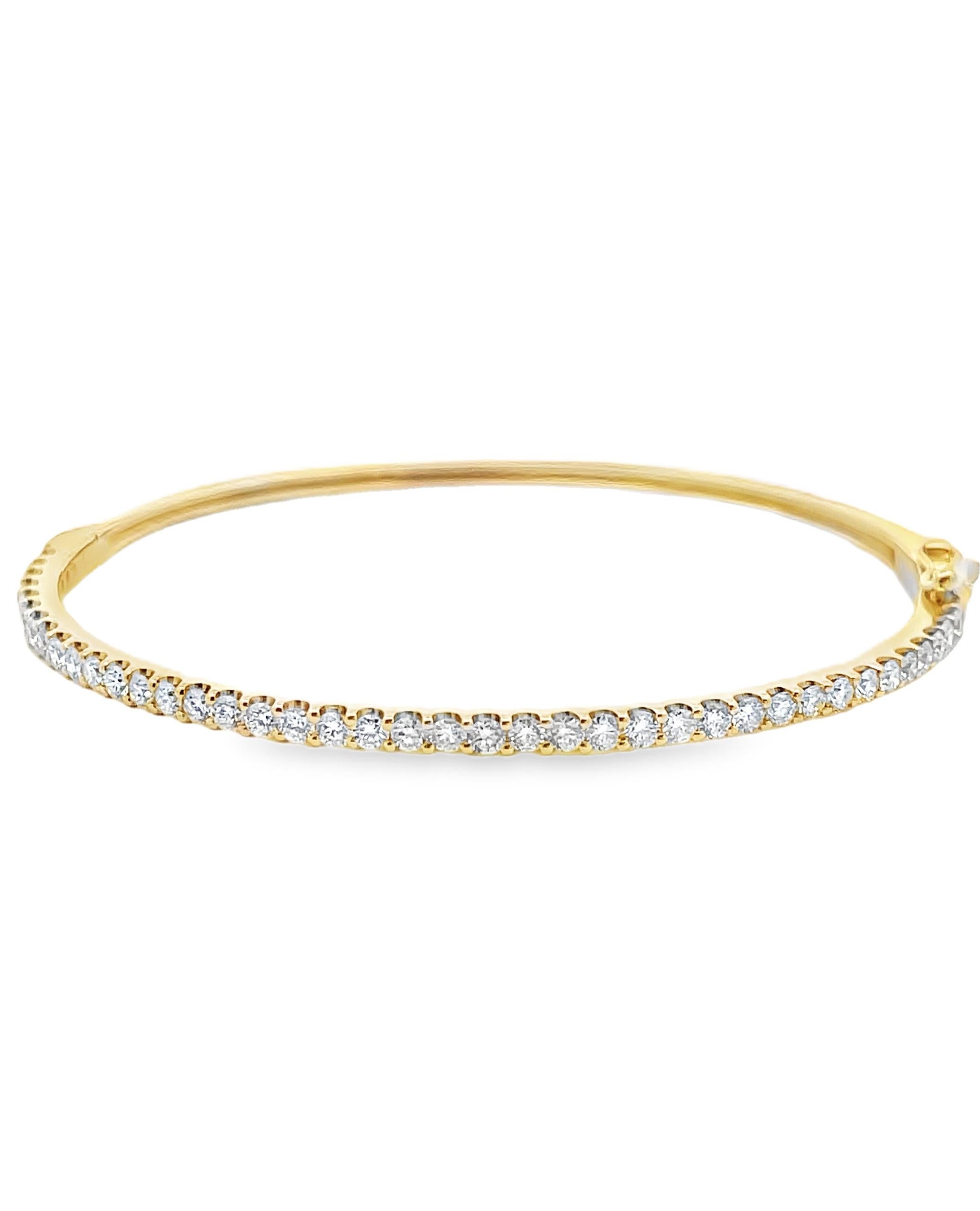 Bracciale bangle in oro giallo 14K con 37 diamanti rotondi a taglio brillante per un peso totale di 1,56 carati. 

- Colore G/H, purezza SI1
- Larghezza superiore 2,4 mm