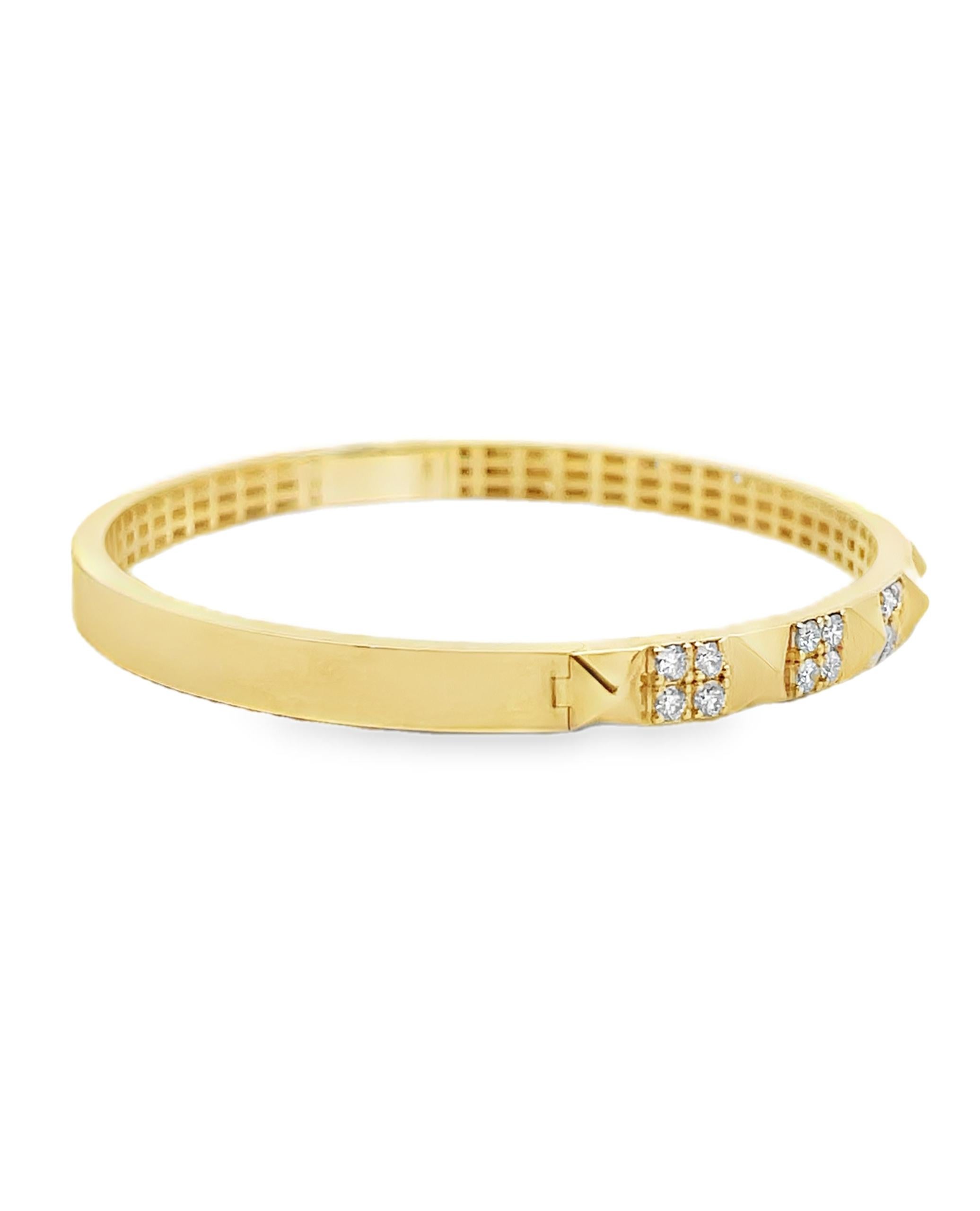 Taille ronde Bracelet jonc en or jaune 14 carats avec motifs géométriques alternés carrés en vente
