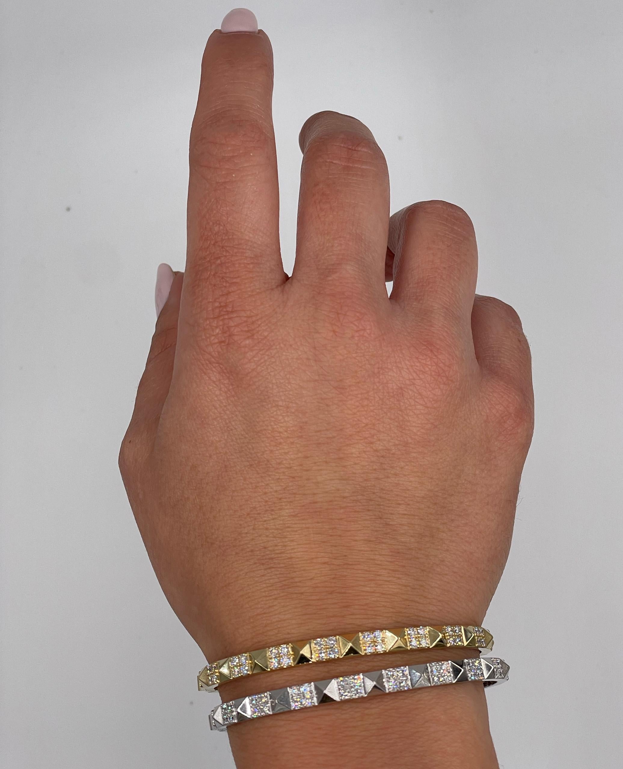 Bracelet jonc en or jaune 14 carats avec motifs géométriques alternés carrés Neuf - En vente à Old Tappan, NJ