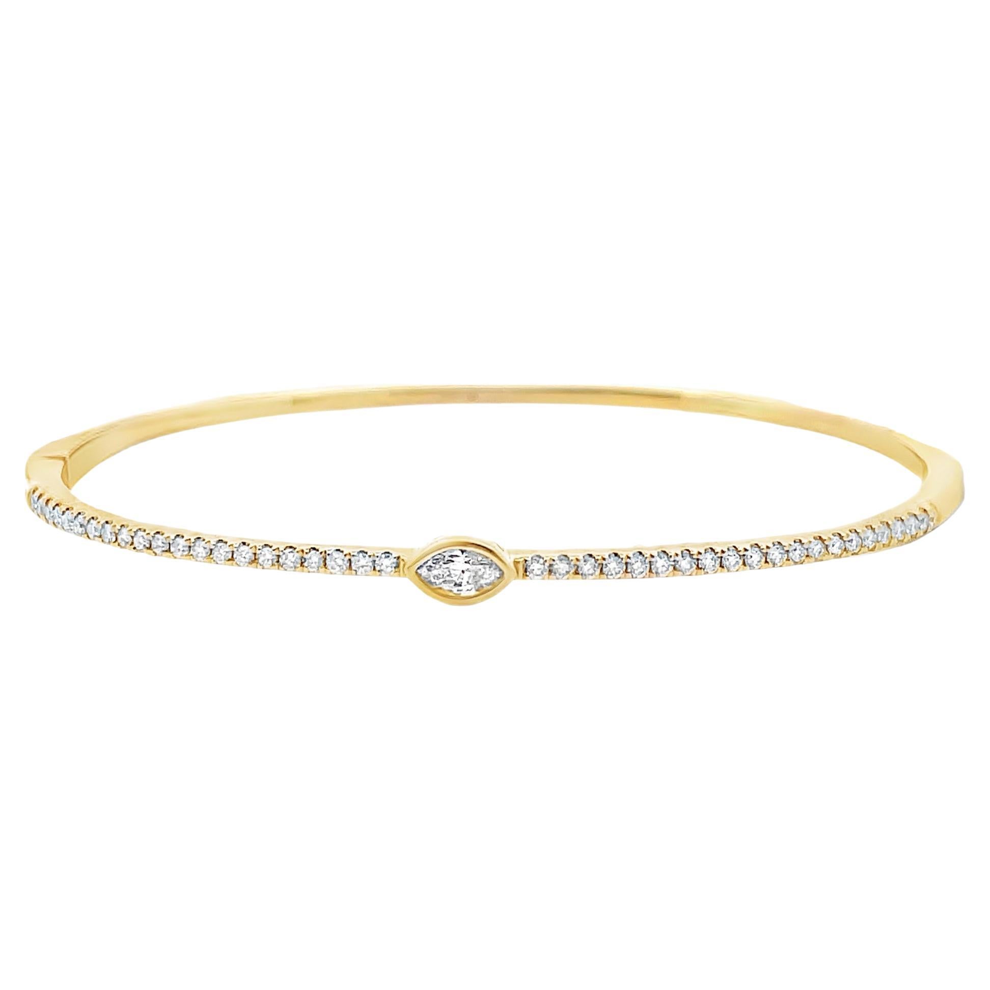 Armreif aus 14 Karat Gelbgold mit Diamanten und Marquise-Diamant-Akzent in der Mitte