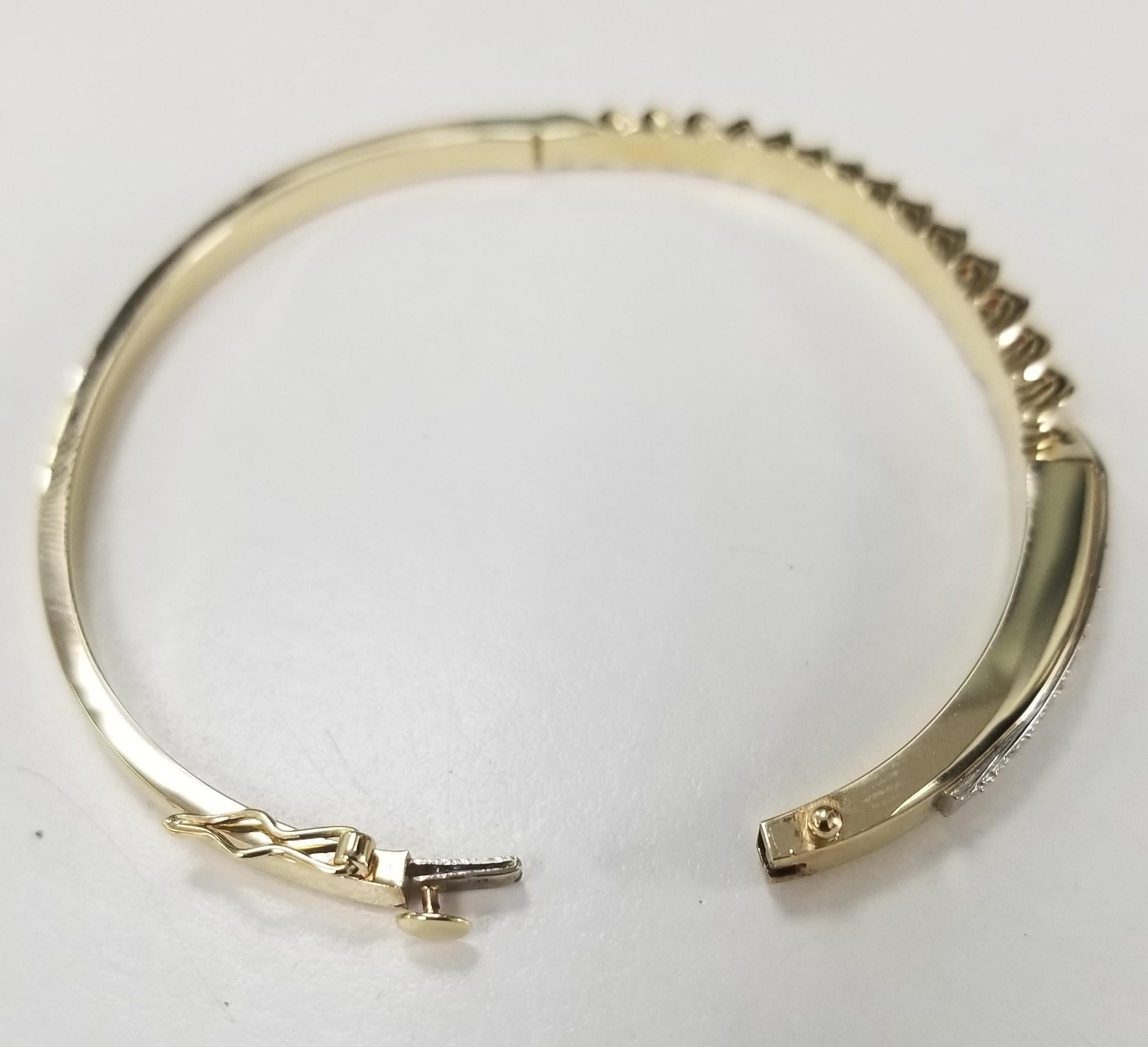 Bracelet jonc en or jaune 14 carats avec diamants et motif festonné en vente 4