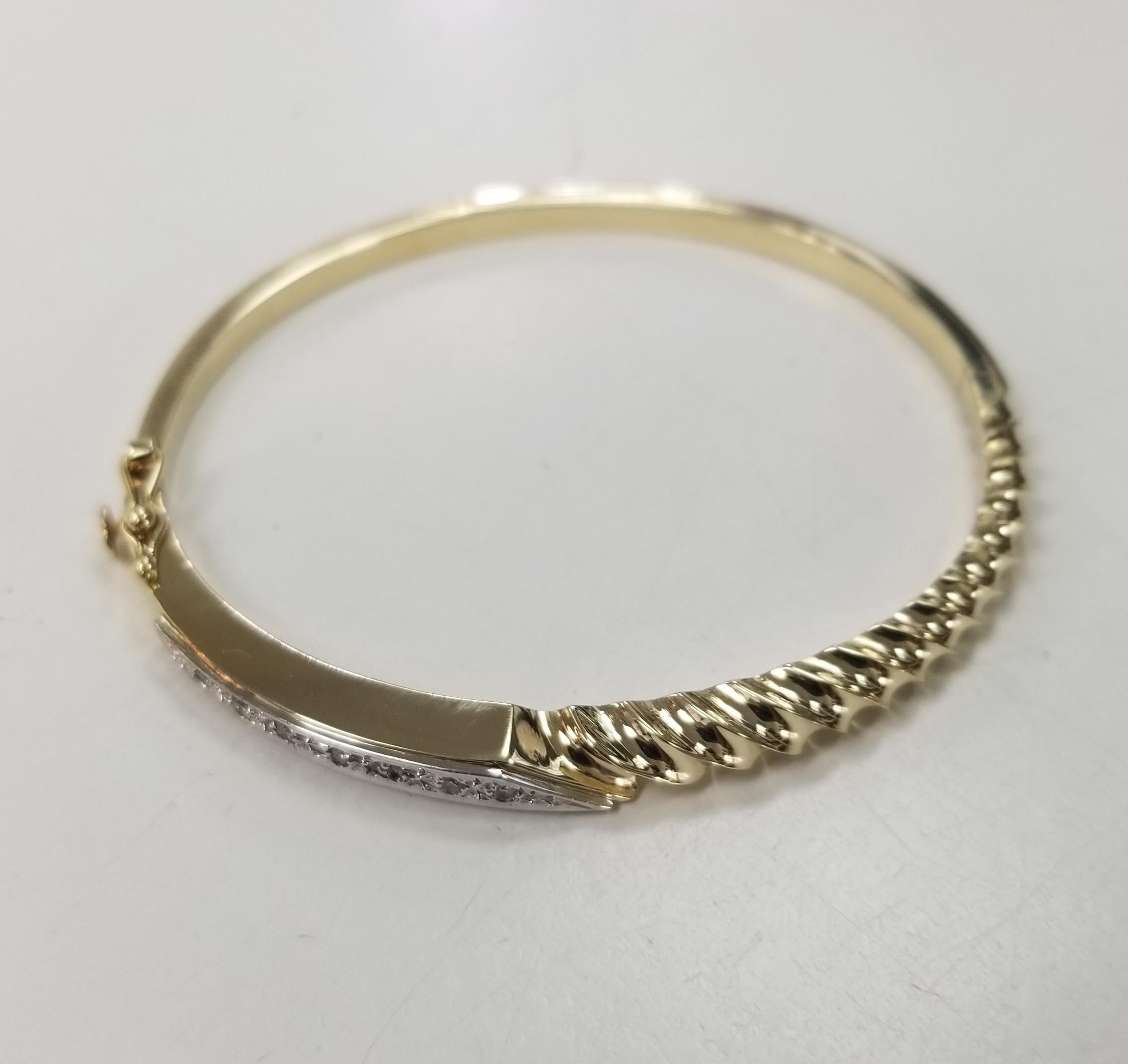 Contemporary 14 Karat Yellow Gold Diamond Bangle with Scallop Design For Sale