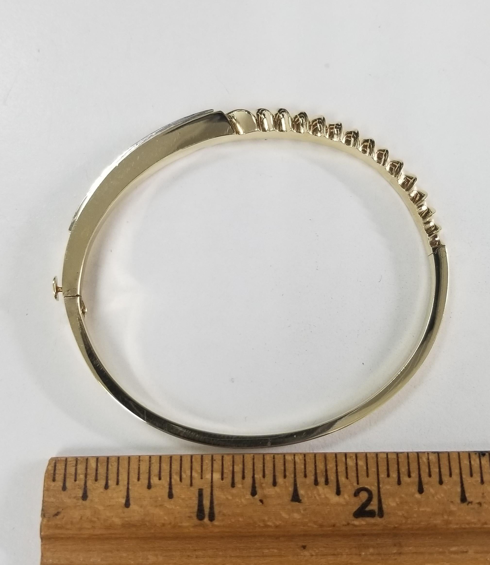 Round Cut 14 Karat Yellow Gold Diamond Bangle with Scallop Design For Sale