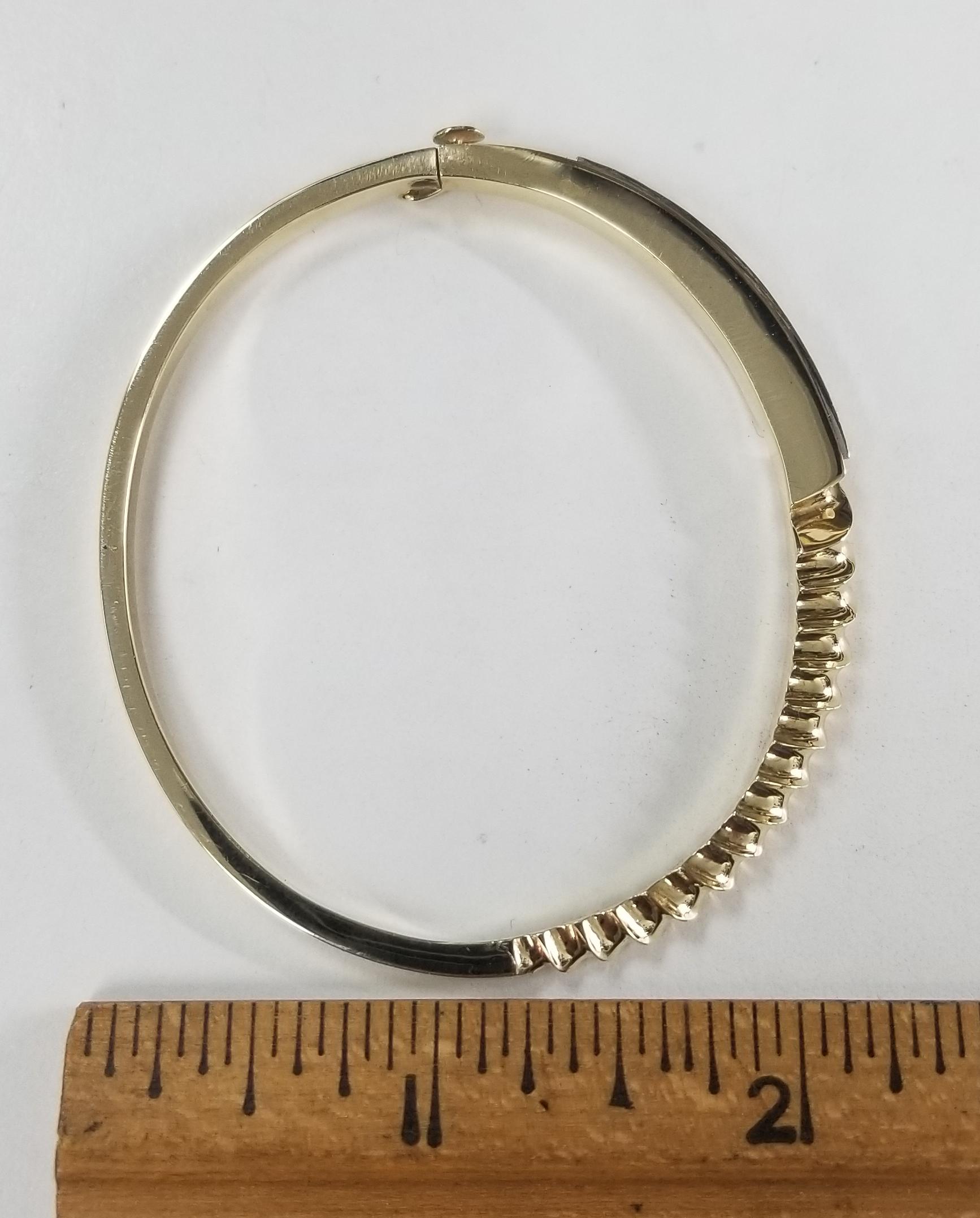 14 Karat Yellow Gold Diamond Bangle with Scallop Design In Excellent Condition For Sale In Los Angeles, CA