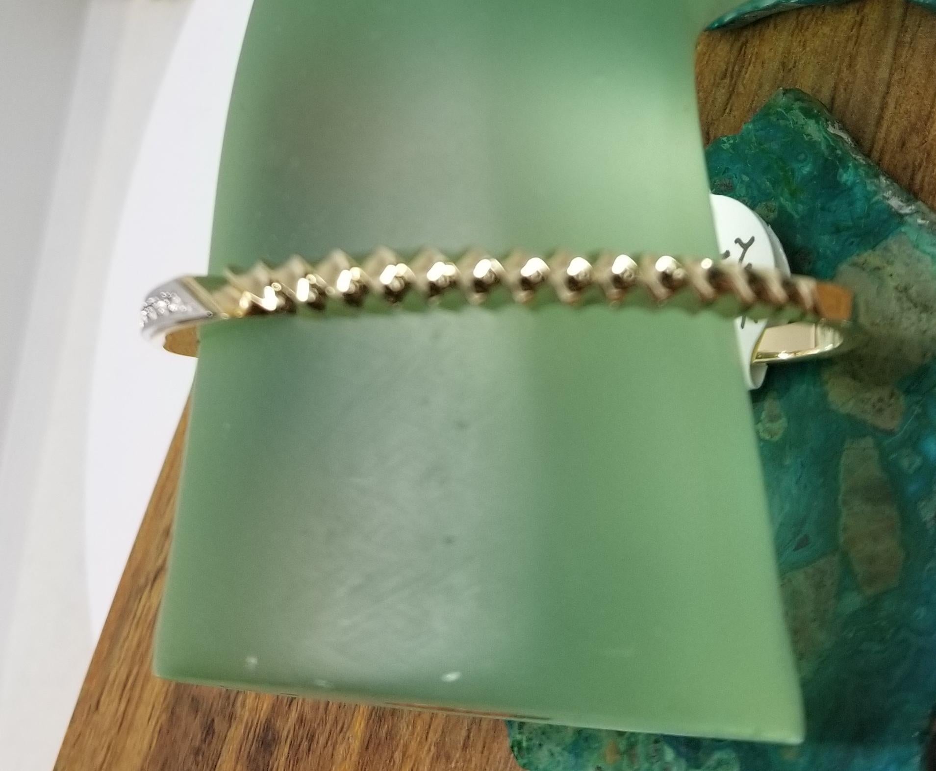 Bracelet jonc en or jaune 14 carats avec diamants et motif festonné en vente 2
