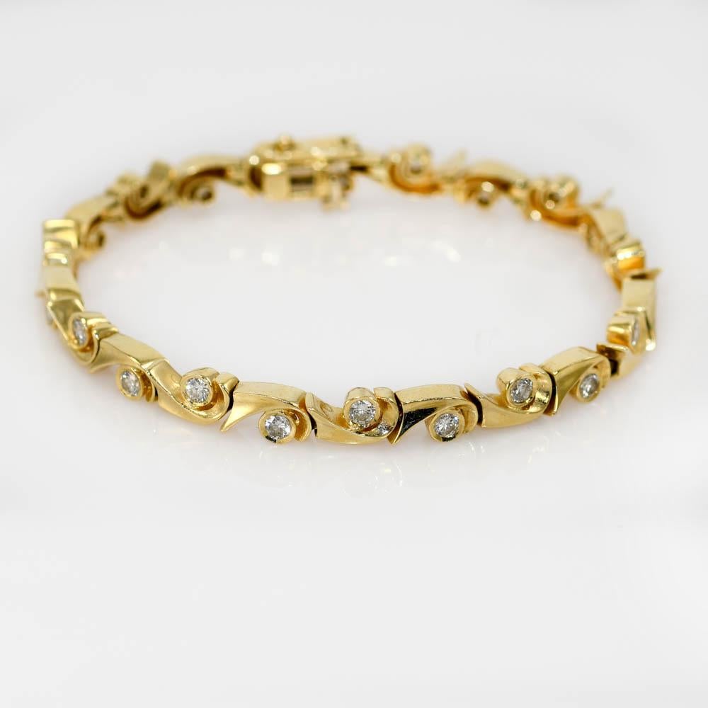 14k yellow gold diamond bracelet set with 1.00 tdw in
round brilliant cut diamonds.
Clarity VS-SI, Color G-H.
Stamped 14k, weighs 14.3gr
Will fit 6 1/2in wrist