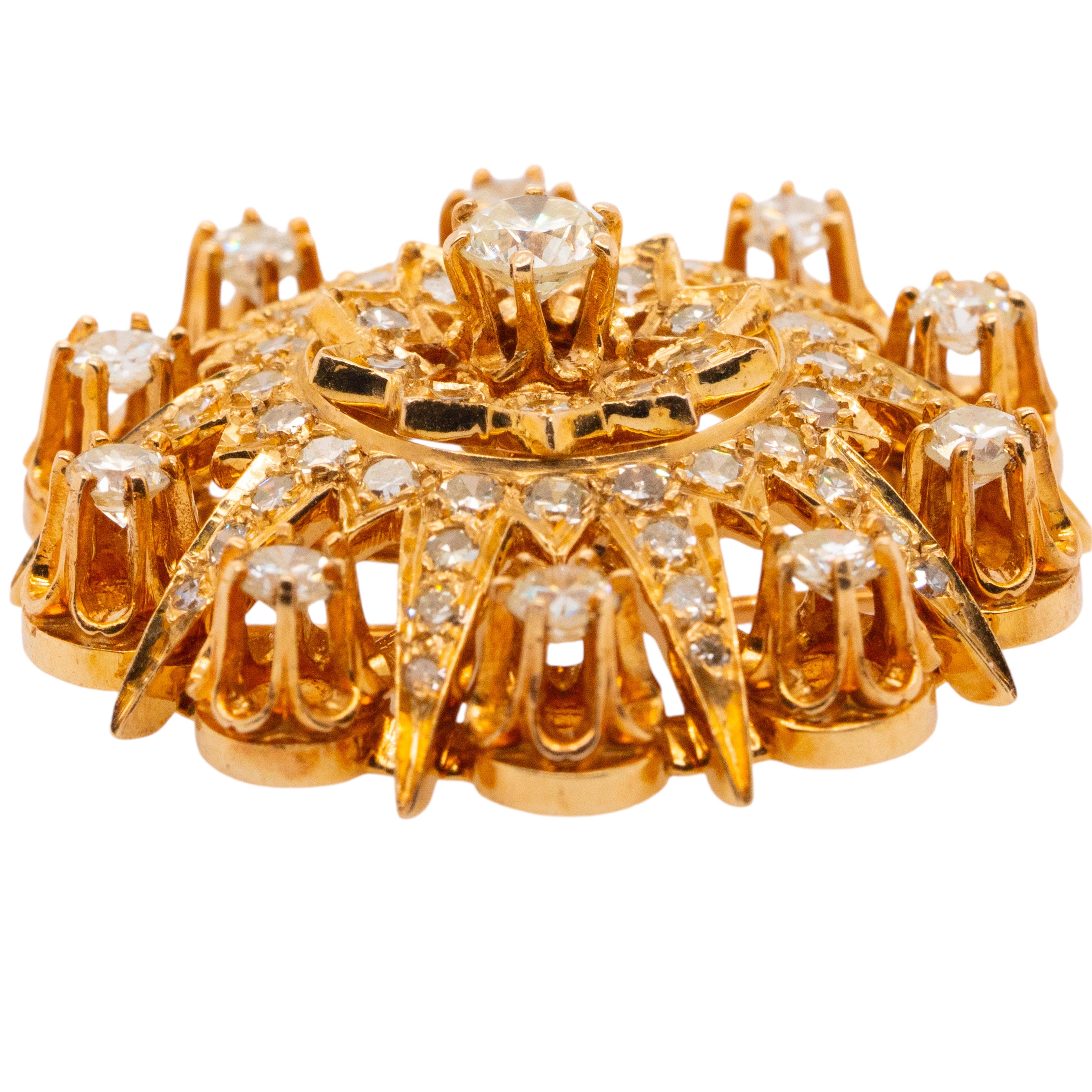 Questa squisita spilla d'epoca vittoriana in oro giallo 14k con diamante tondo brillante naturale è un mix straordinario di fascino storico ed eleganza senza tempo. Adornata con circa 2,25 carati di diamanti tondi brillanti naturali, questa spilla