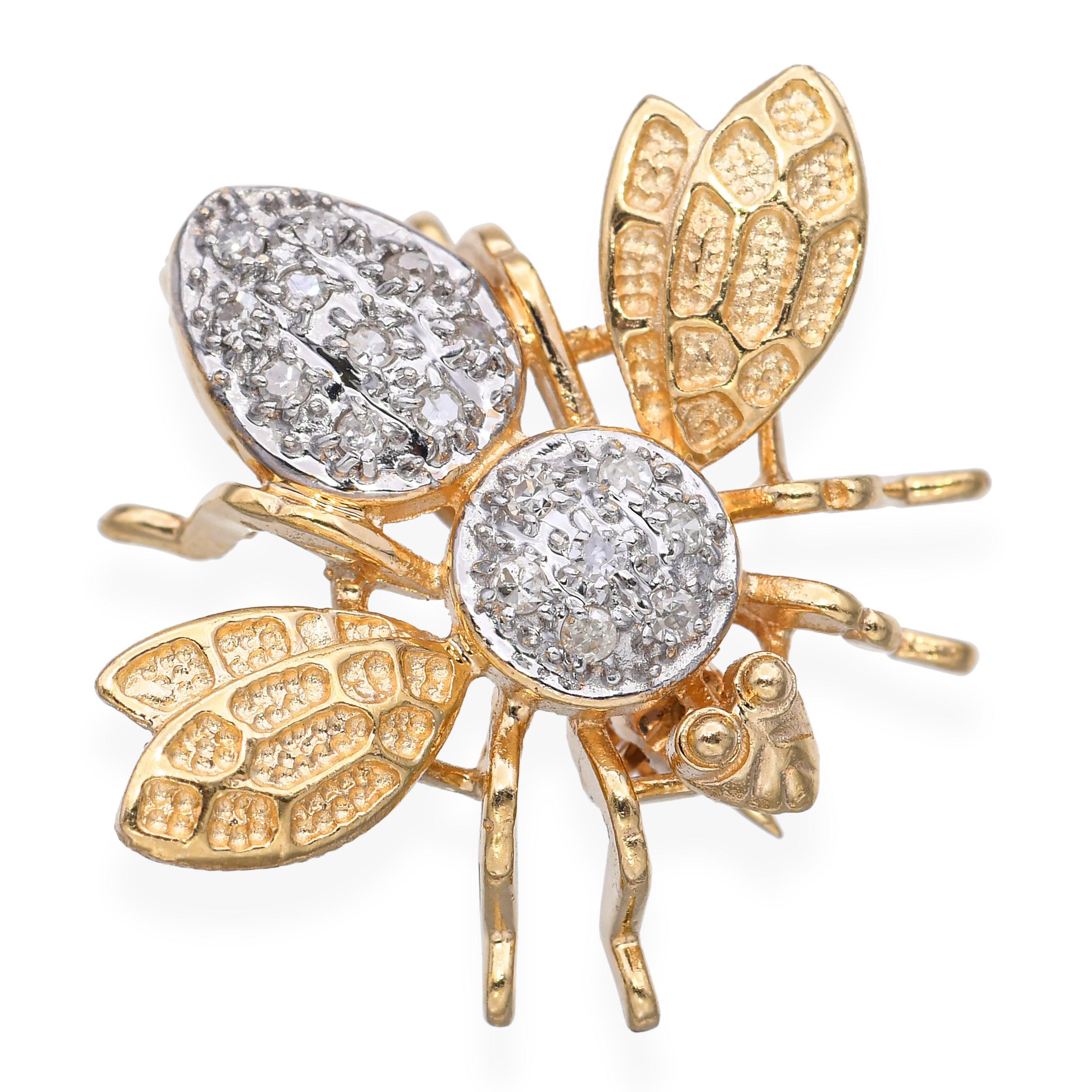 Este elegante broche abejorro vintage está elaborado en rico oro amarillo de 14 quilates y adornado con brillantes detalles de diamantes que aportan un toque de refinado brillo a su juguetón diseño. Las alas y el cuerpo están bellamente detallados,