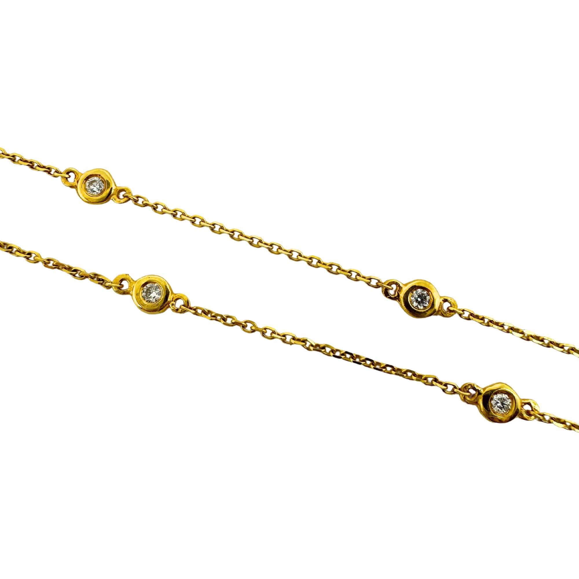 Diese elegante 14K Yellow Gold Diamond By the Yard Chain Necklace zeichnet sich durch zarte Diamanten von insgesamt 0,22 Karat aus, die in eine zeitlose 18-Zoll-Kette eingefasst sind. In gutem Zustand mit einigen kleinen Oberflächenabnutzungen,