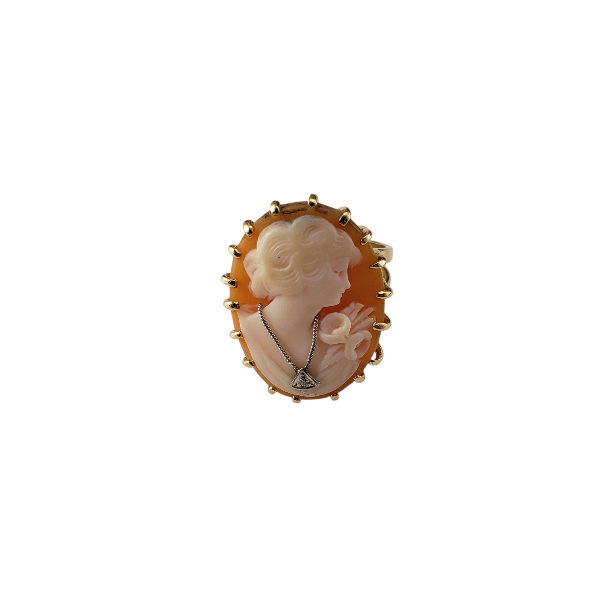 Anello Cammeo in oro giallo 14K e diamanti misura 7,5

Un cenno senza tempo all'eleganza classica, questo anello vintage in oro giallo 14K presenta un cammeo splendidamente intagliato di un'incantevole signora di profilo. Un singolo diamante