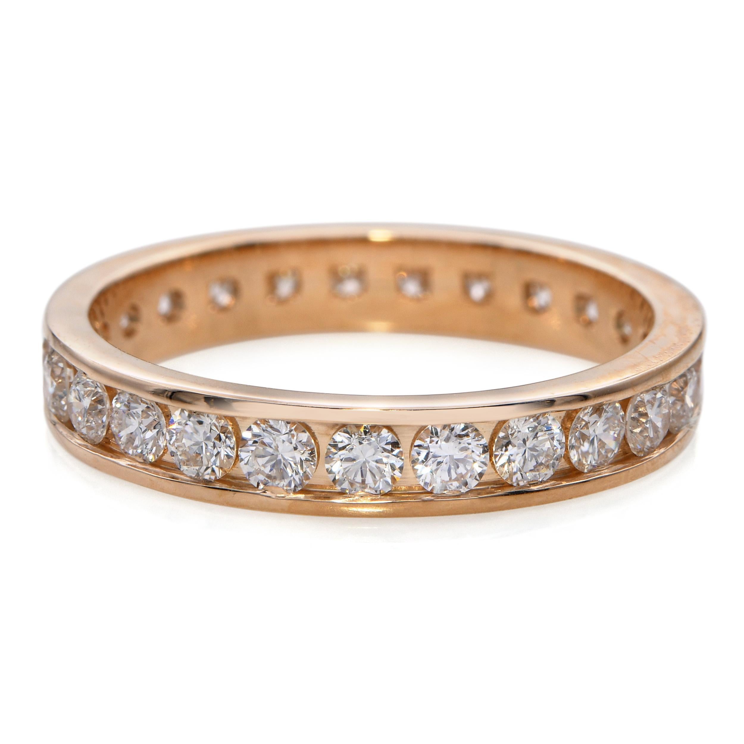 Ce bracelet d'éternité est réalisé en or jaune 14k et présente une rangée continue de diamants étincelants sertis en canal, symbolisant l'amour éternel et l'élégance. Les diamants sont soigneusement alignés pour créer une bande de brillance sans