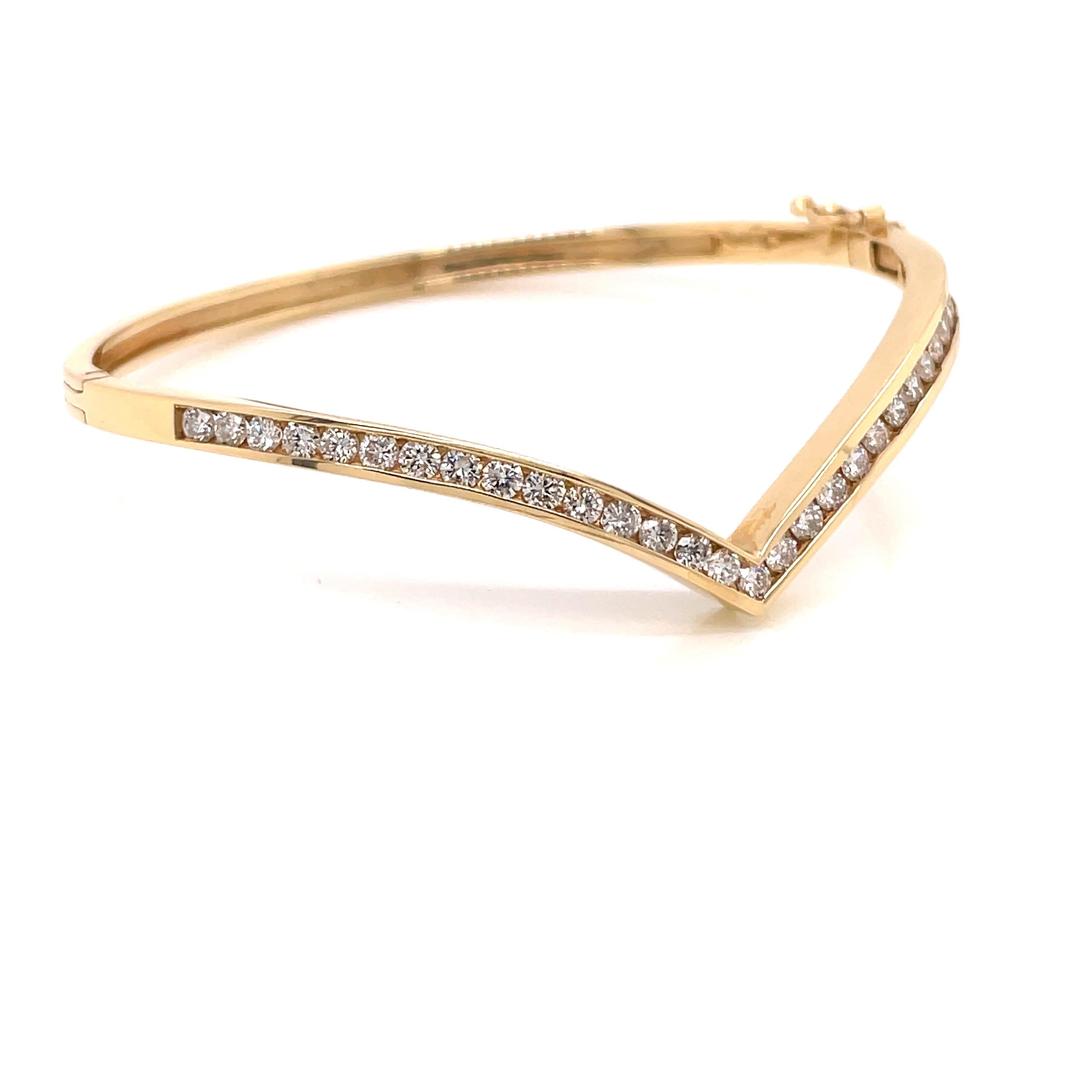 Contemporain Bracelet jonc à chevrons en or jaune 14 carats avec diamants 1,39 carat en vente
