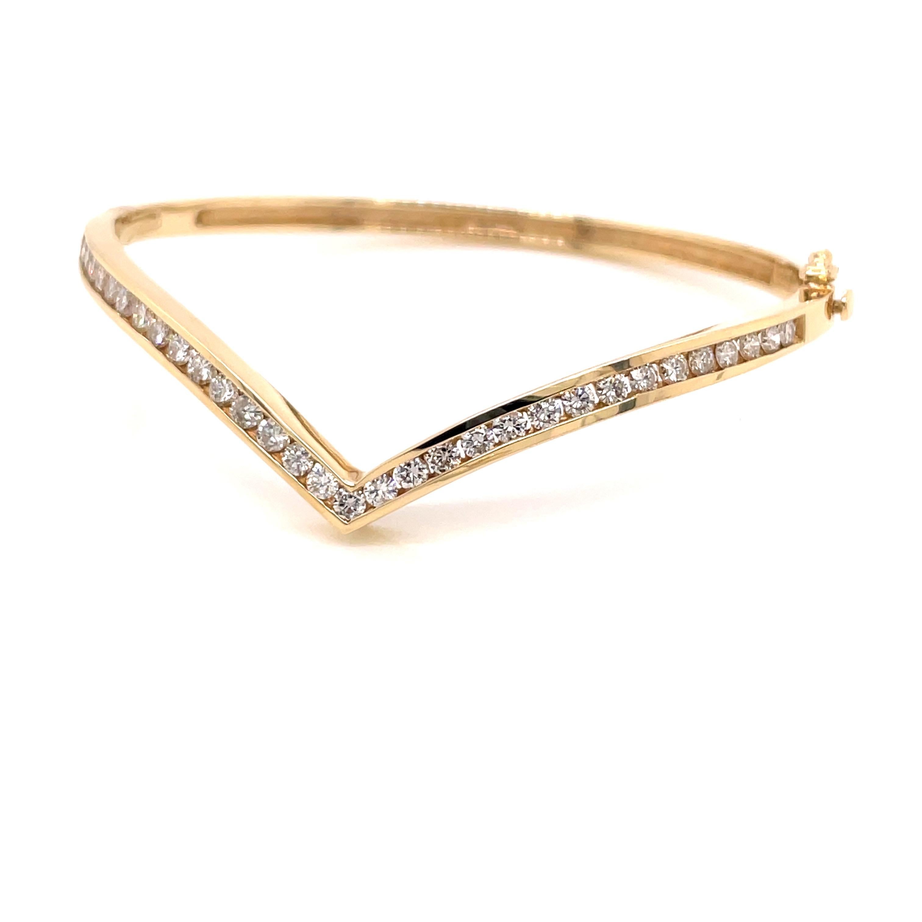 Taille ronde Bracelet jonc à chevrons en or jaune 14 carats avec diamants 1,39 carat en vente