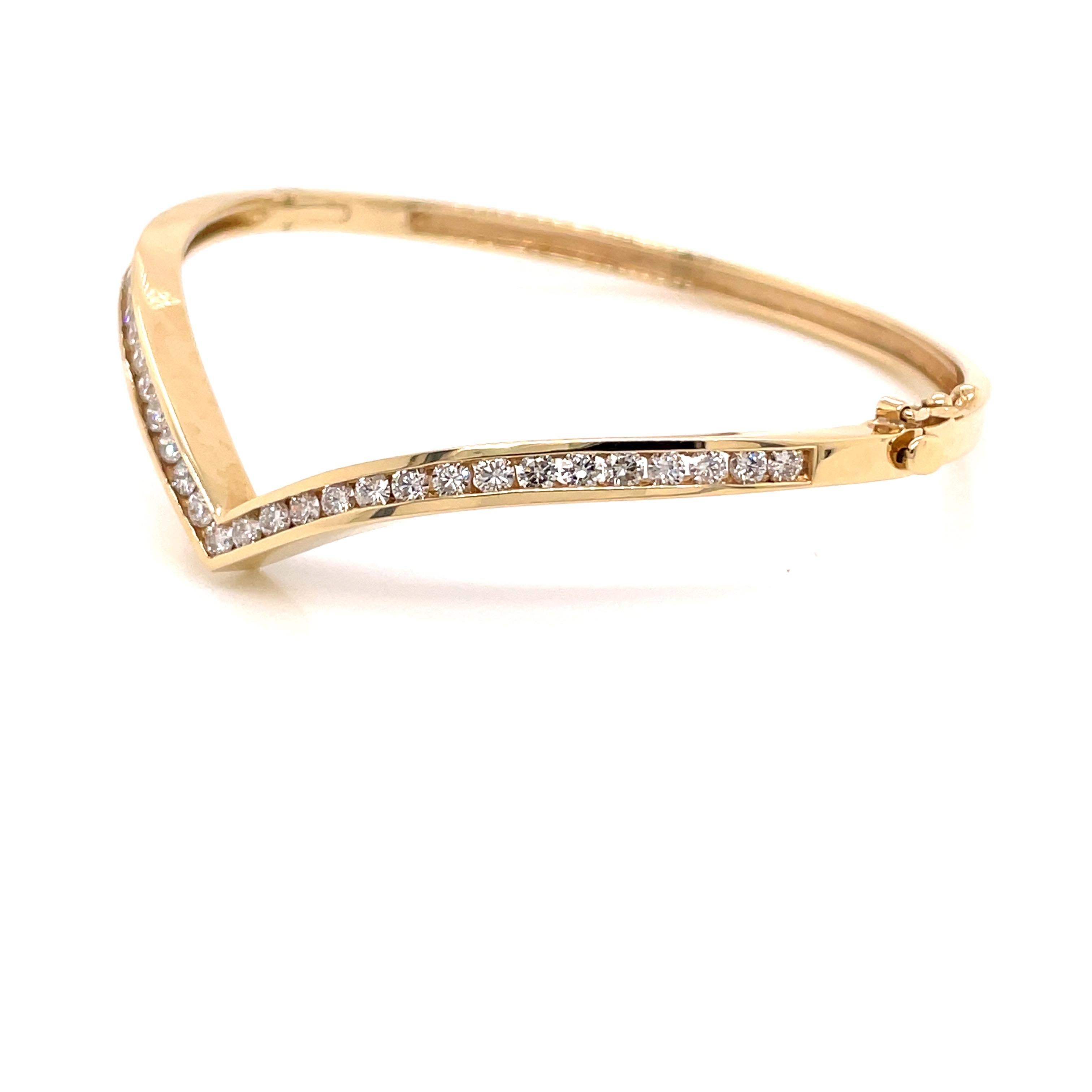 Contemporary 14K Yellow Gold Diamond Chevron Bangle Bracelet 1.39ct For Sale