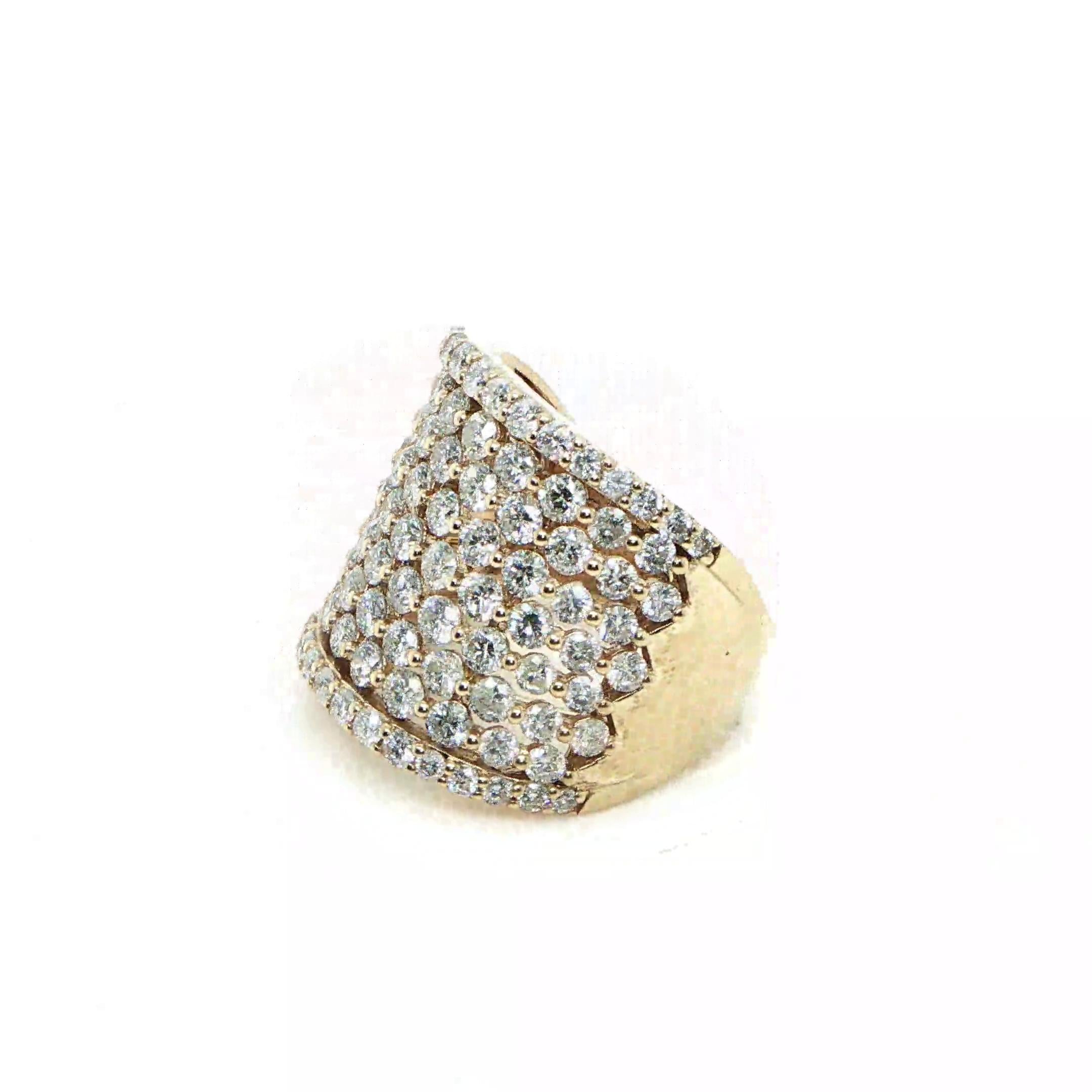 Taglio rotondo 14K Yellow Gold Diamond Cigar Ring in vendita