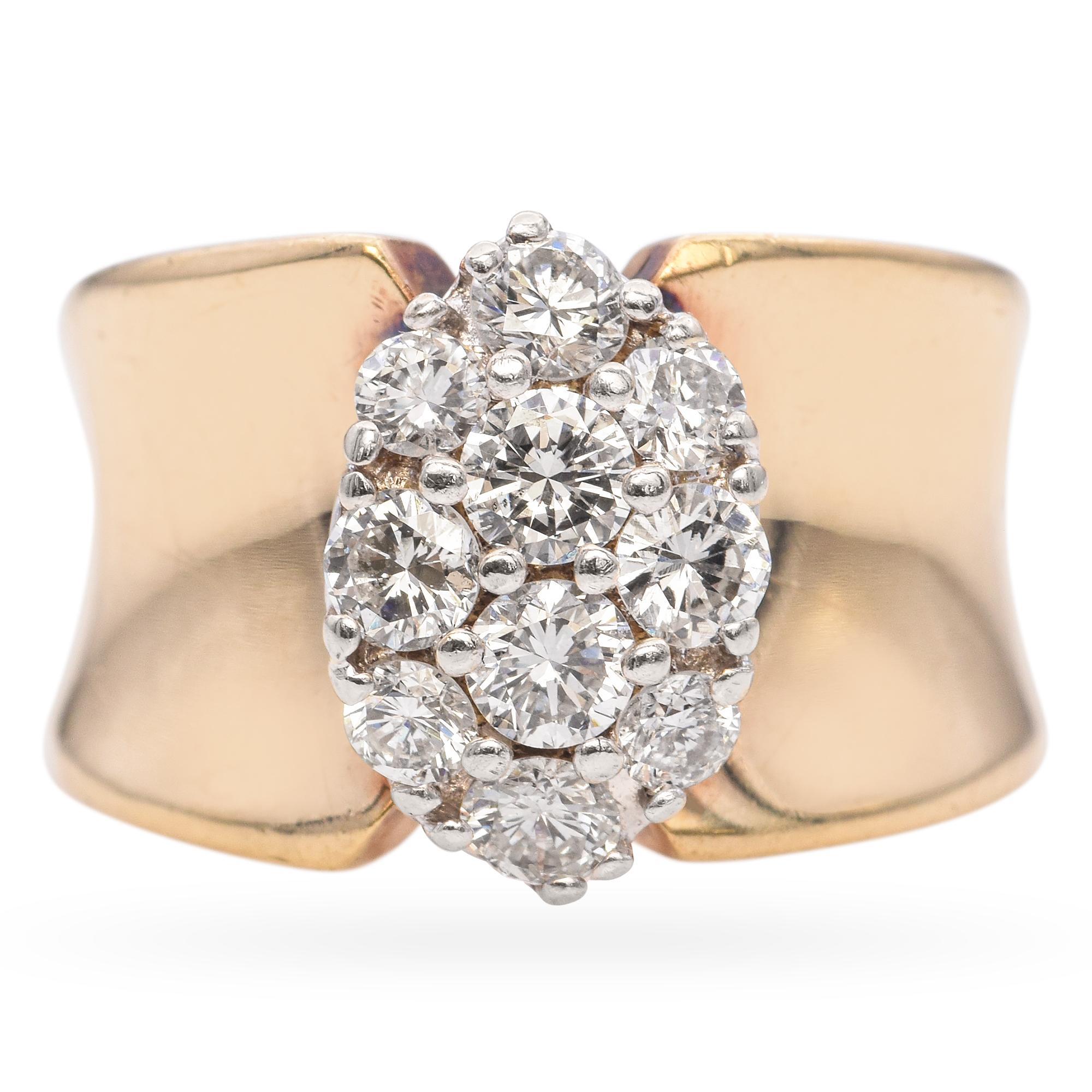Cette bague audacieuse en or jaune 14k présente une grappe frappante de diamants ronds de taille brillant, étroitement sertis dans une formation ovale surélevée. La large tige en or, doucement sculptée, ajoute une touche vintage unique et une