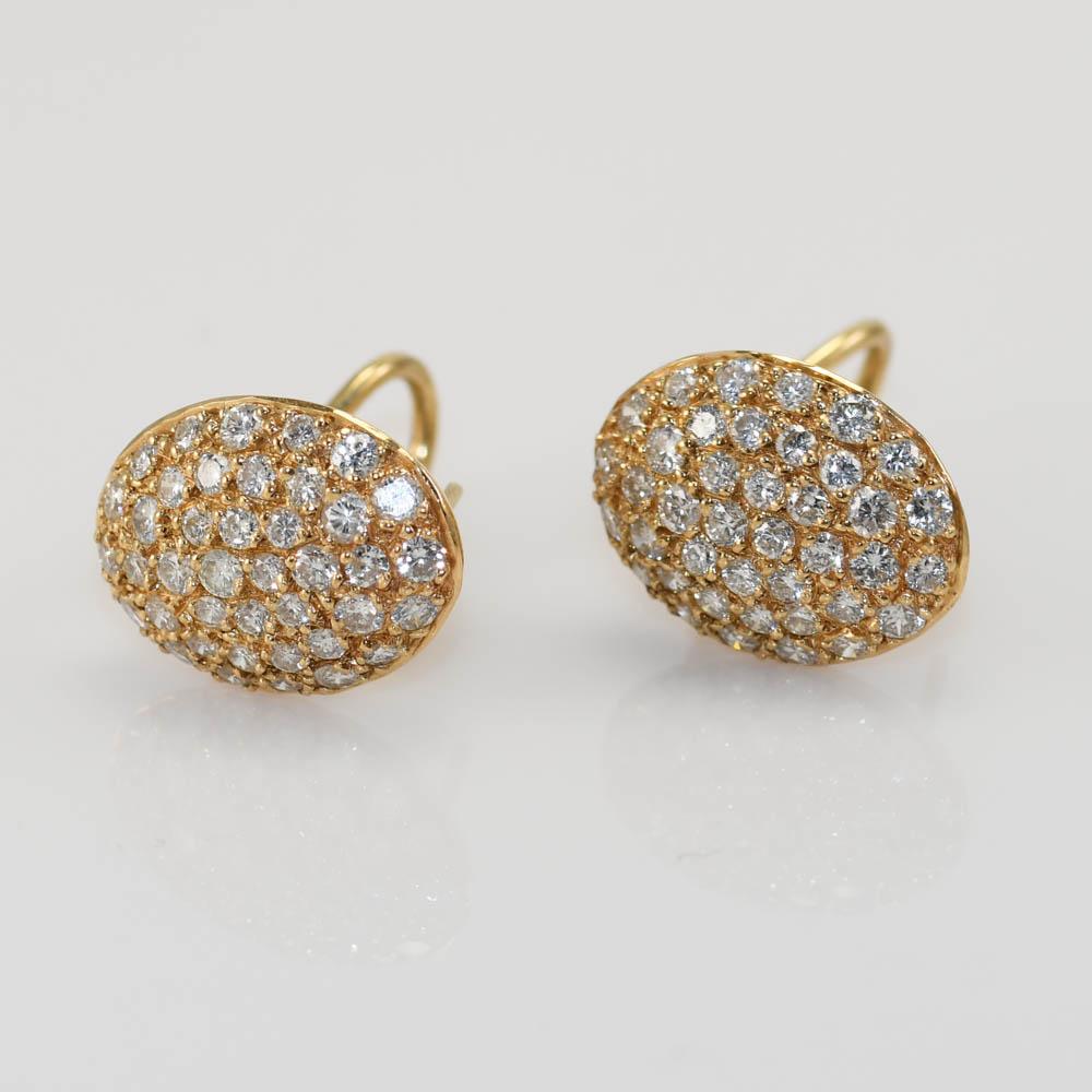 Ladies diamond cluster earrings in 14k yellow gold settings.
Stamped 14k and weigh 7 grams gross weight.
The diamonds are round brilliant cuts, approximately 2.00 total carats, G- H color, Si clarity.
The earrings measure 3/4 inches by 1/2
