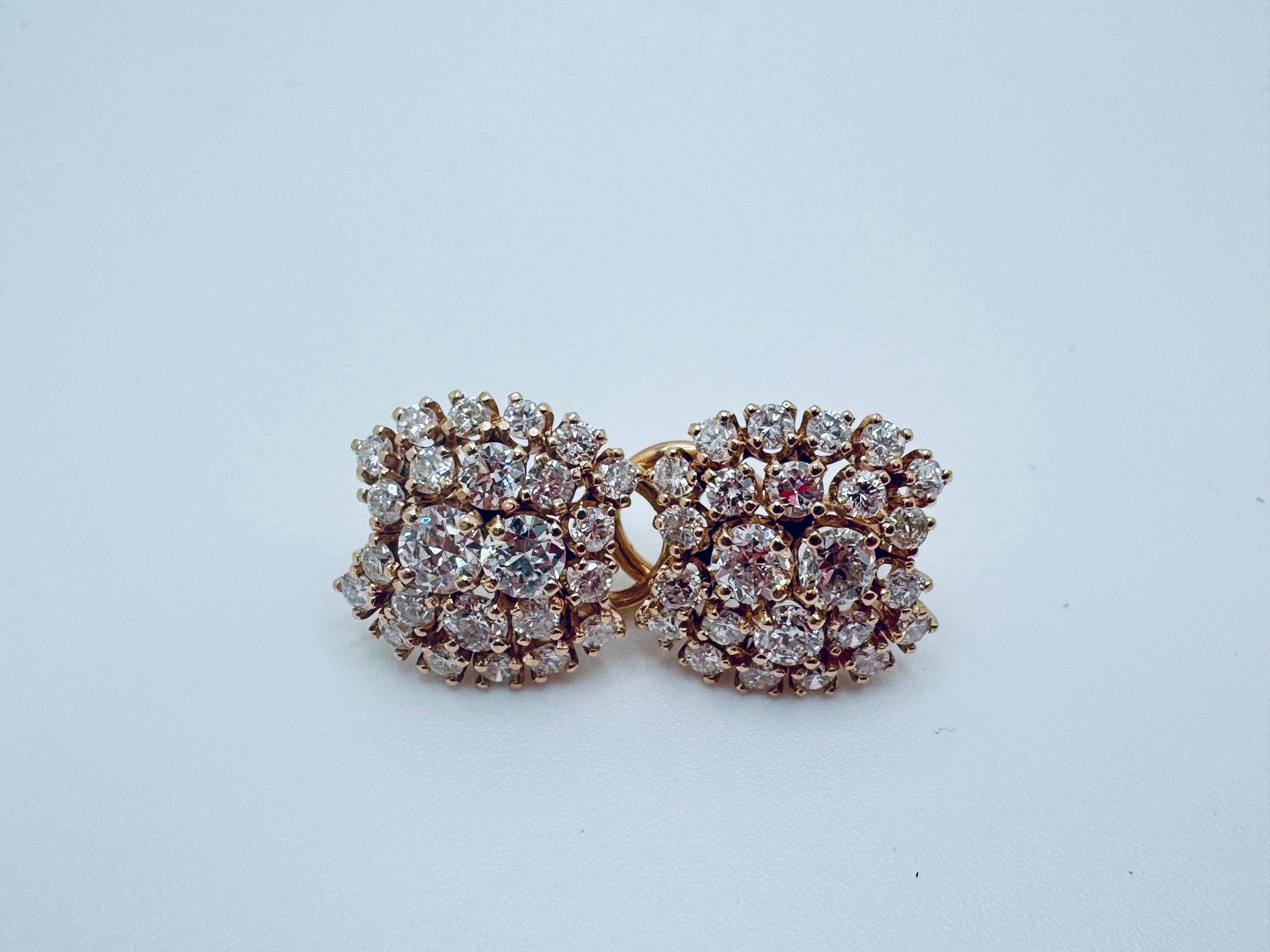 Ces exquises boucles d'oreilles drapées de diamants sont réalisées en luxueux or jaune 14 carats et conçues pour éblouir par leur élégance intemporelle. Les boucles d'oreilles de style grappe présentent un total de 40 diamants ronds de différentes