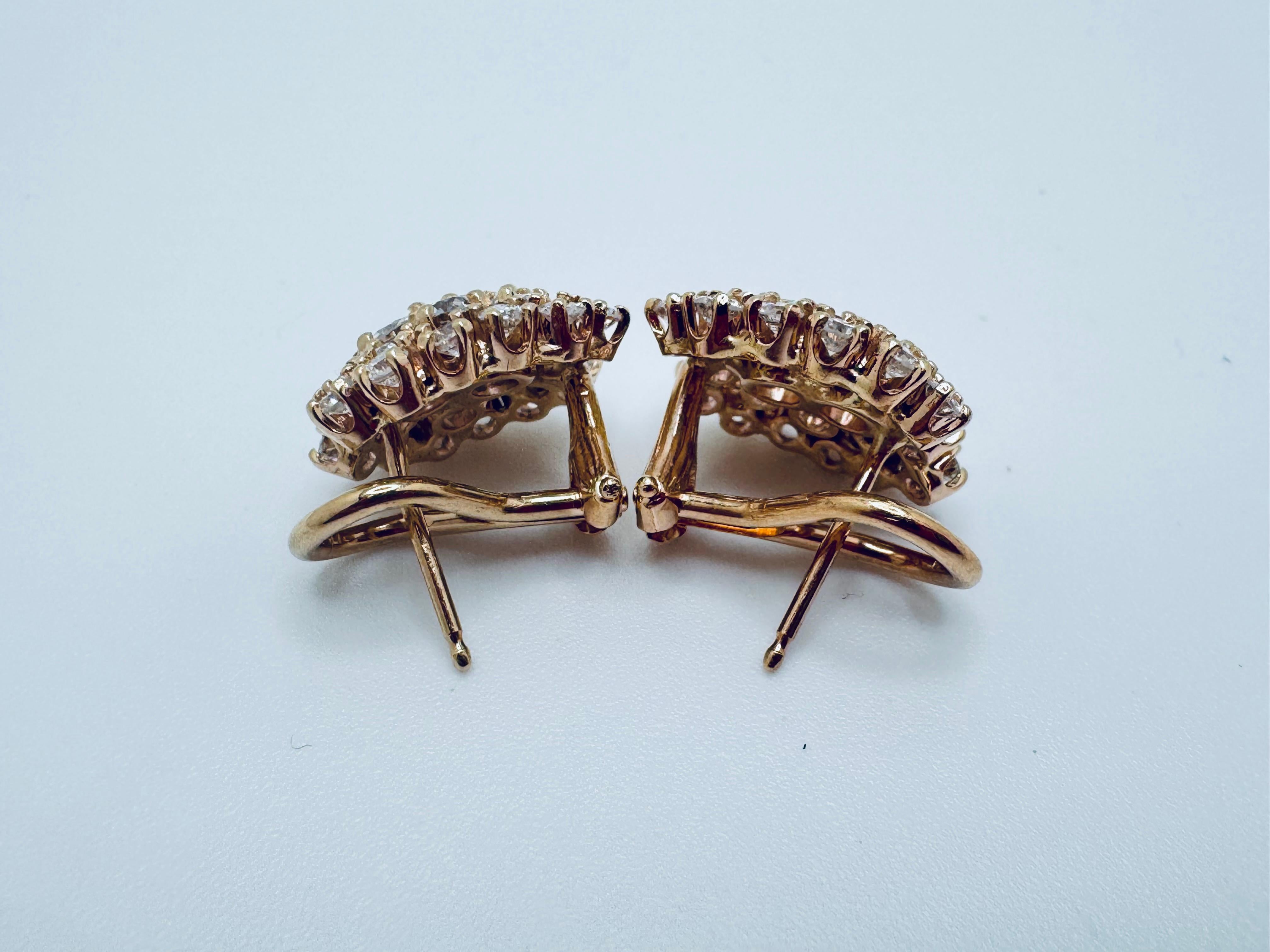 Taille carrée Boucles d'oreilles en or jaune 14K avec grappes de diamants en vente