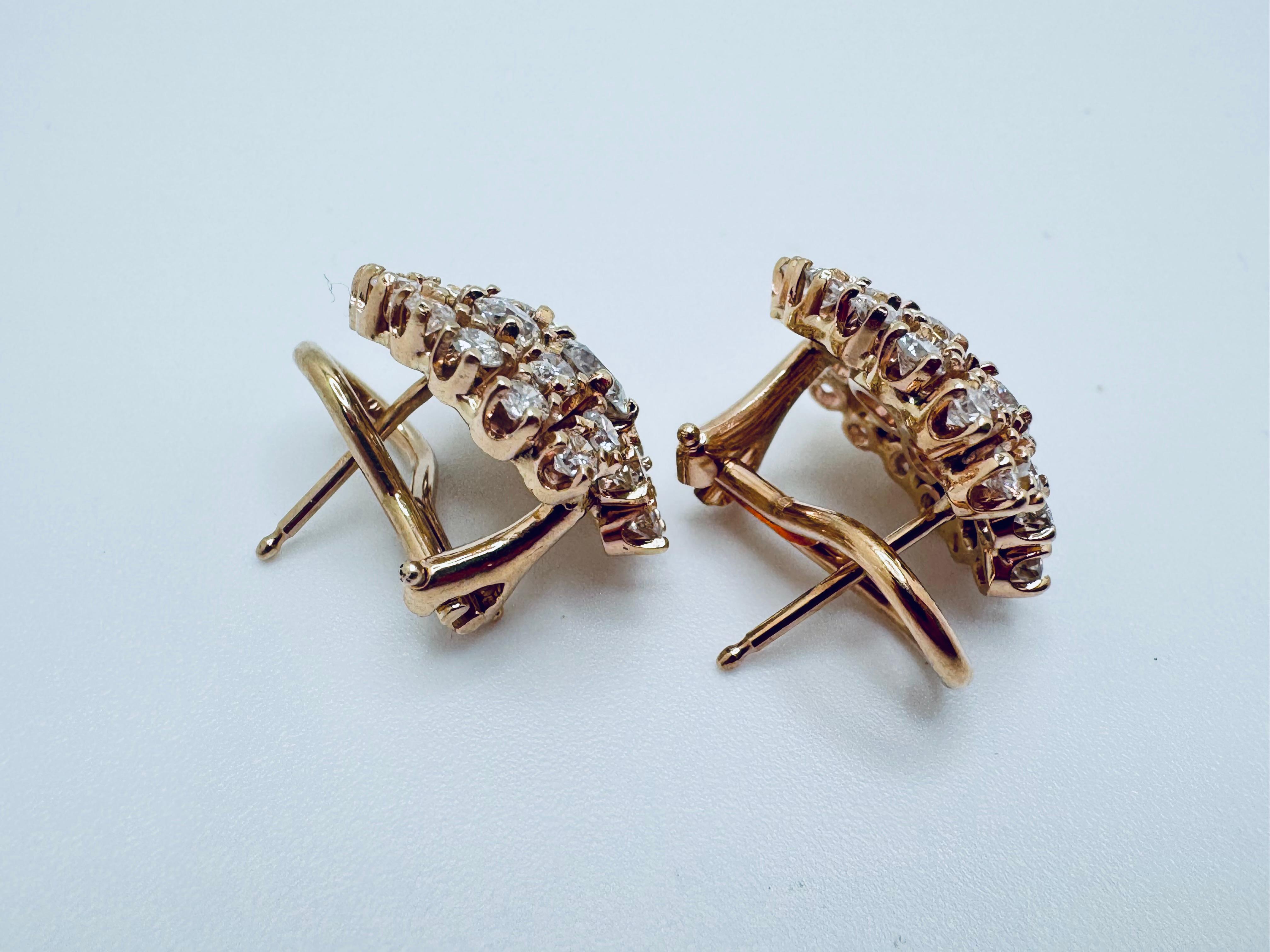 Boucles d'oreilles en or jaune 14K avec grappes de diamants Bon état - En vente à Palm Desert, CA