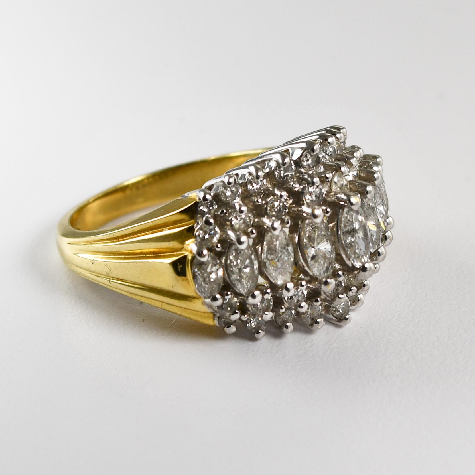 Bague de femme en or jaune 14k, ornée de diamants.
Estampillé 14k et pèse 8,2 grammes en poids brut.
Au centre se trouve une rangée de diamants de forme marquise et sur les côtés des diamants ronds de taille brillant, 1,50 carats au total, couleur h