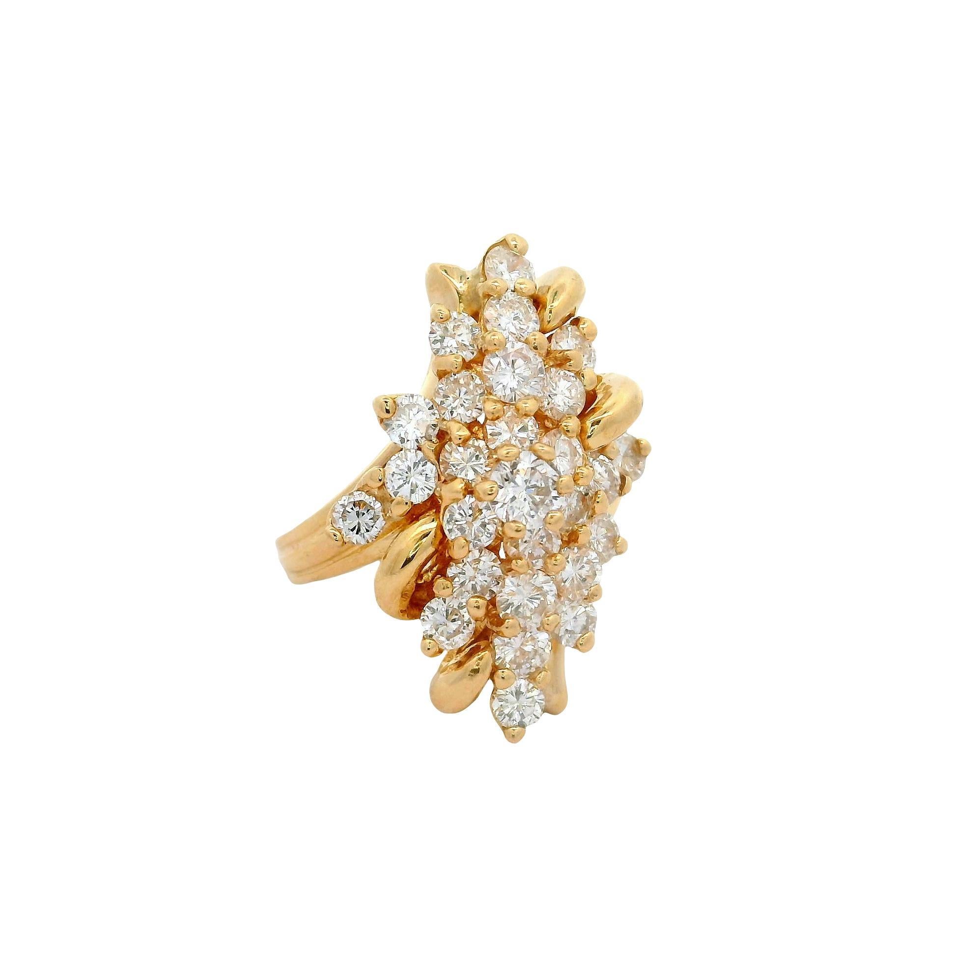Cette magnifique bague de cocktail est ornée d'un éblouissant éventail de diamants de taille ronde, totalisant 3,00 carats. Les diamants, d'une couleur blanche brillante, sont méticuleusement sertis pour créer un éclat captivant. Réalisée en or