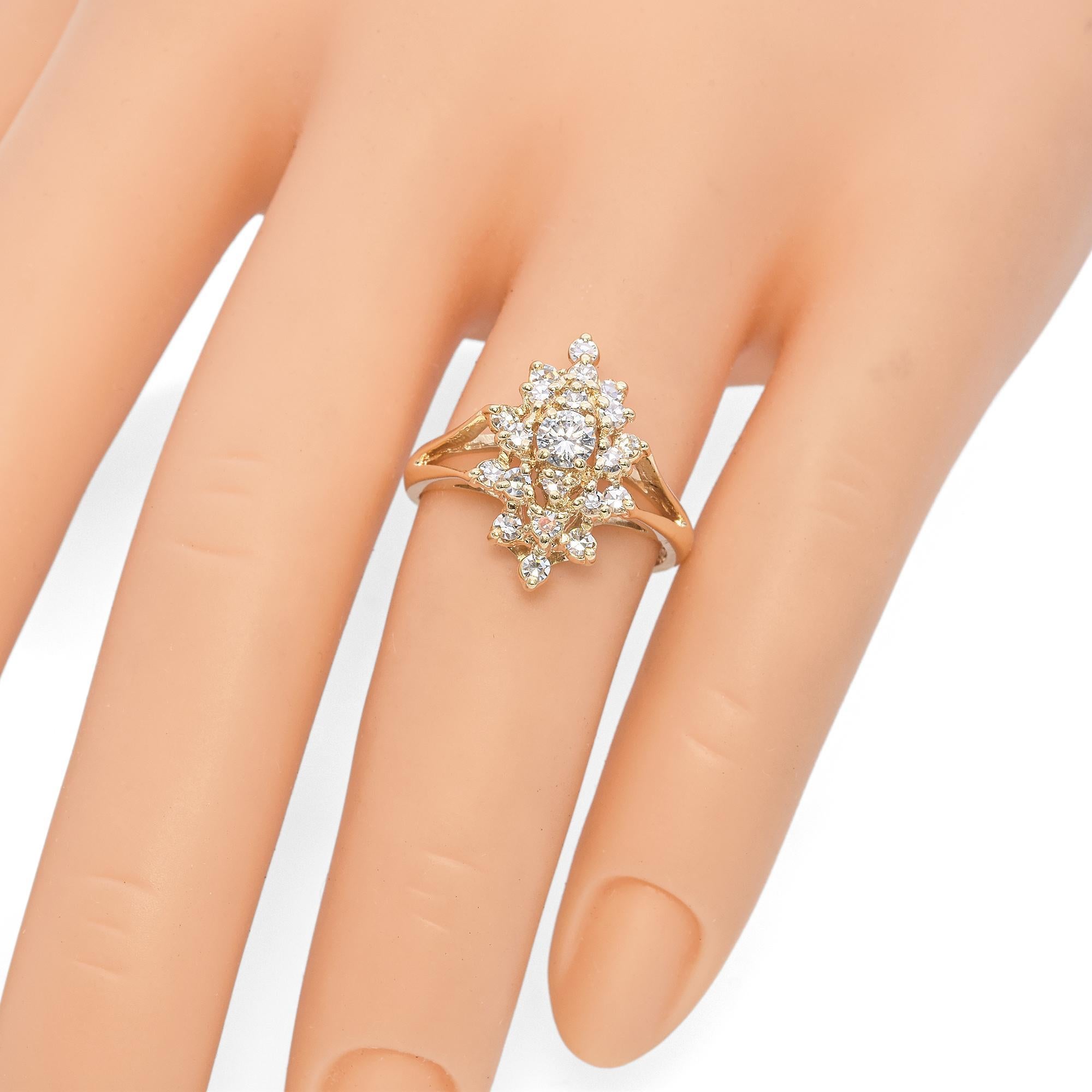 Anillo en racimo de diamantes de oro amarillo de 14k Corte redondo en venta