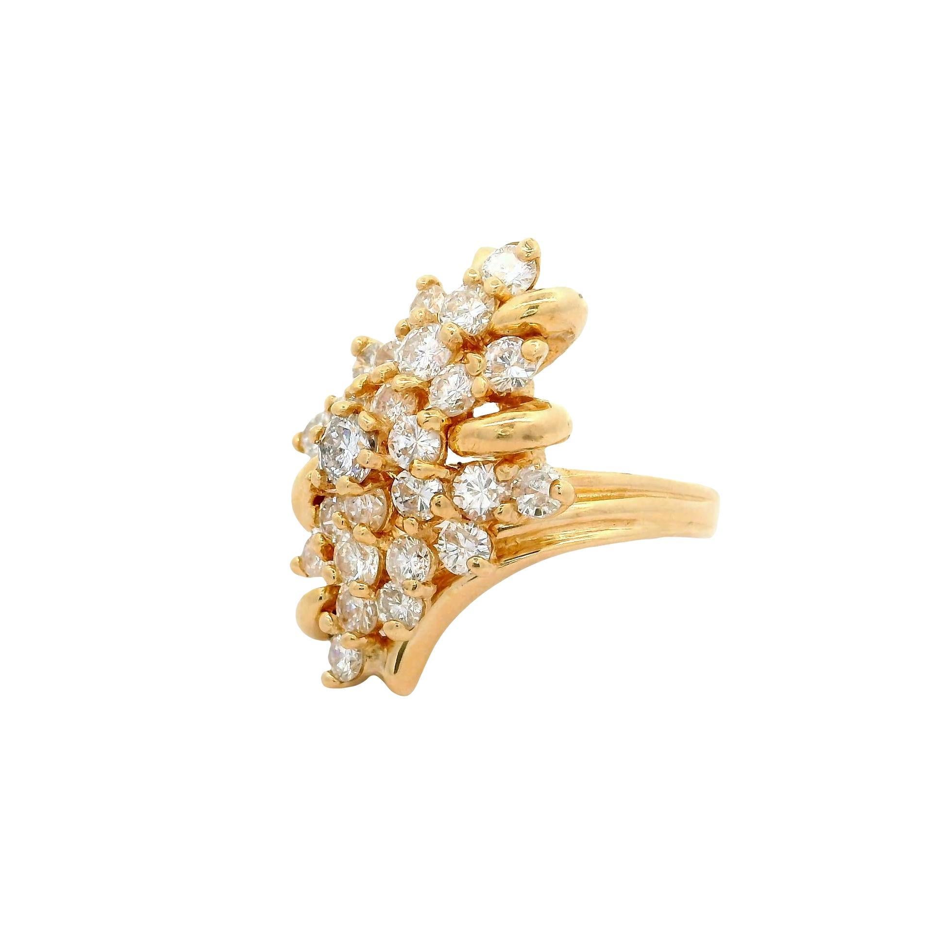 Bague grappe de diamants en or jaune 14 carats Excellent état - En vente à Beverly Hills, CA
