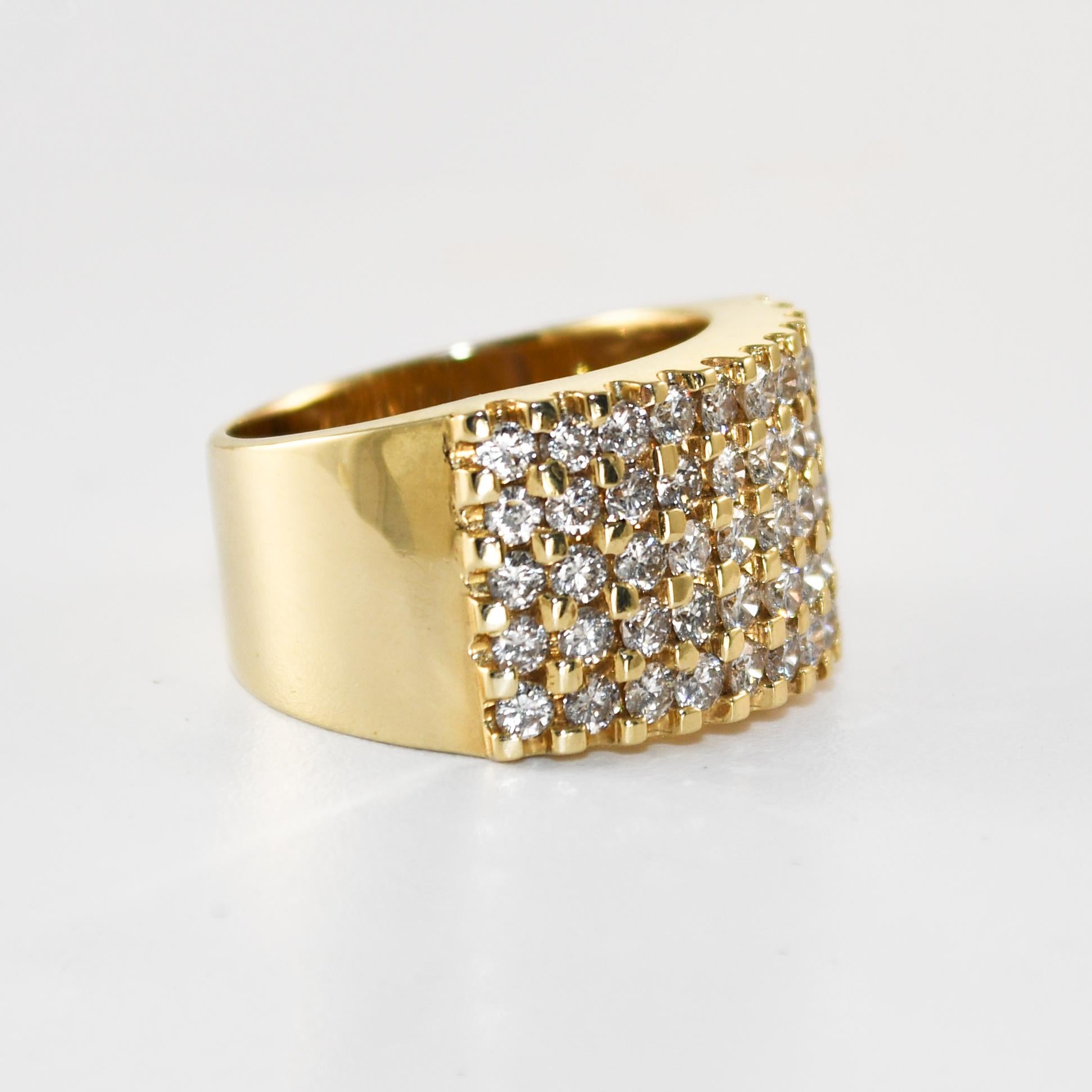 Bague de cocktail en or jaune 14k et diamants.
Estampillé 14k et pèse 12 grammes.
Les diamants sont de taille ronde et brillante, 1,50 carats au total, de couleur G à H, de pureté Si, de bonne taille.
La partie supérieure de l'anneau mesure 13.5 mm