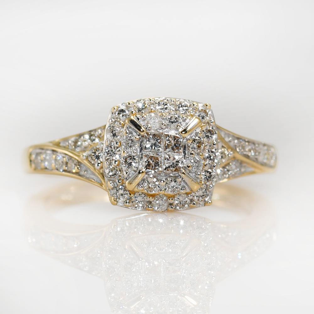 Bague de cocktail en or jaune 14k et diamants.

Testé en 14k et pèse 3,4 grammes.

Les diamants sont pour la plupart des tailles rondes et brillantes, avec des tailles princesse au sommet.

50 carats au total, couleur H à i. Principalement la clarté